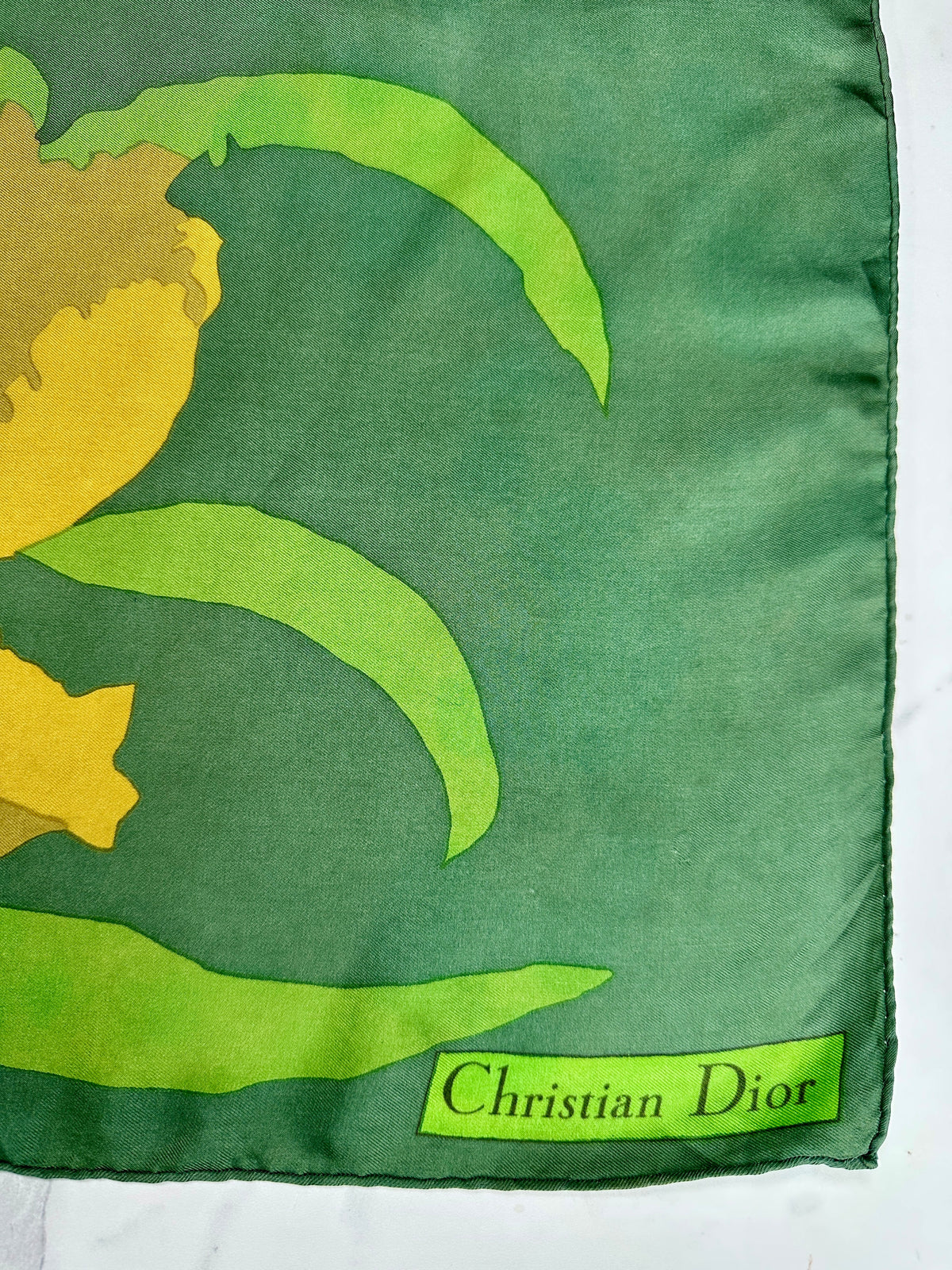 Carré Christian Dior en soie satinée vert et jaune motif floral vintage authentique