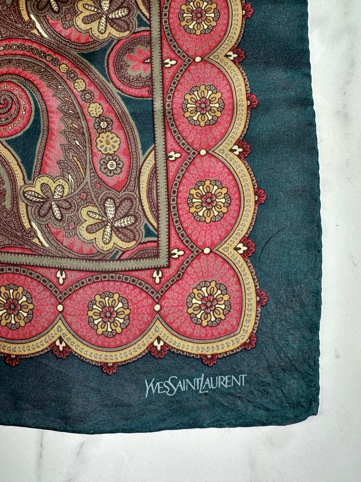 Petit carré Yves Saint Laurent en soie vert et rouge motif cachemire vintage authentique