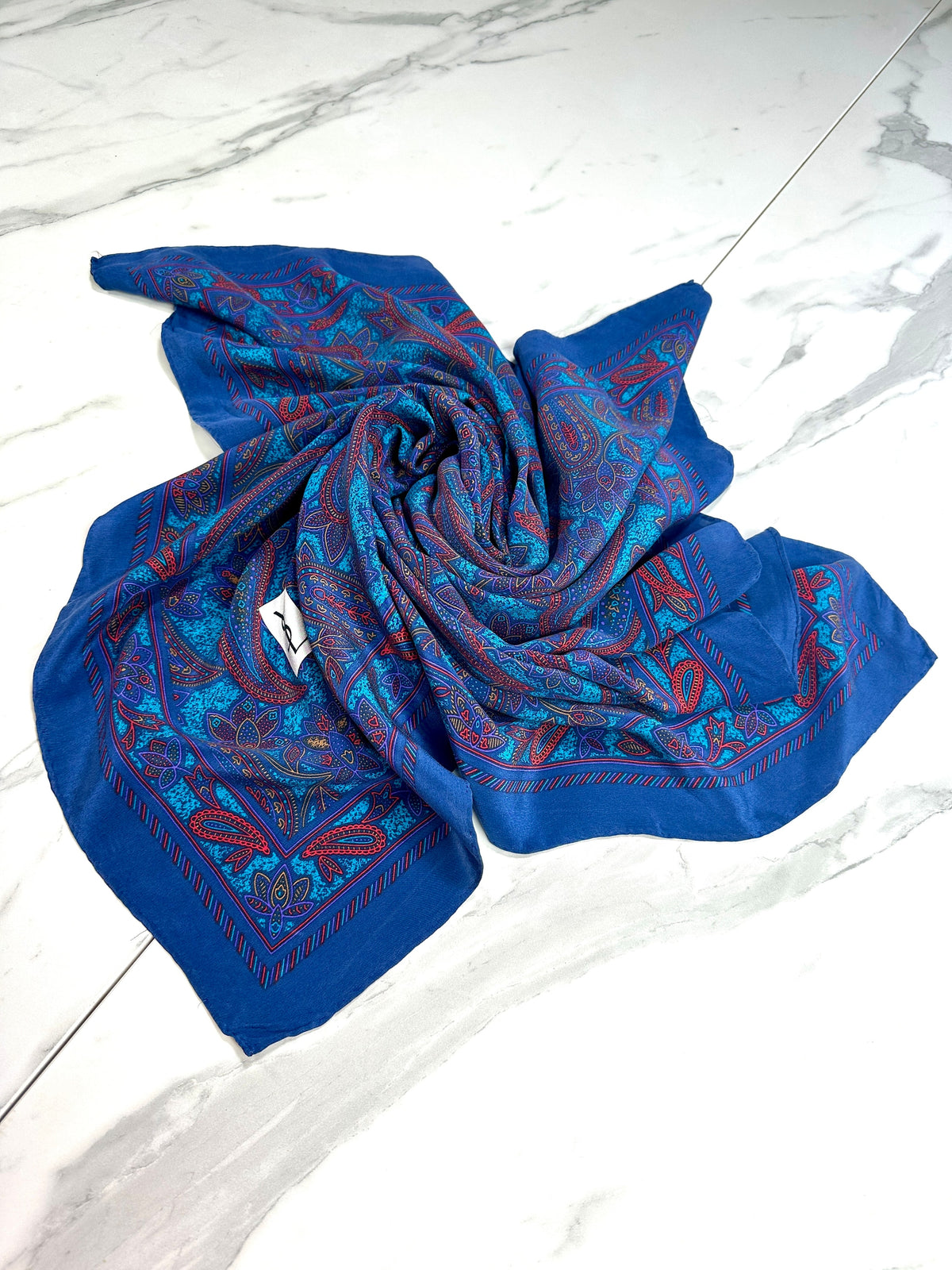 Carré Yves Saint Laurent en crêpe de soie bleu motif cachemire vintage authentique