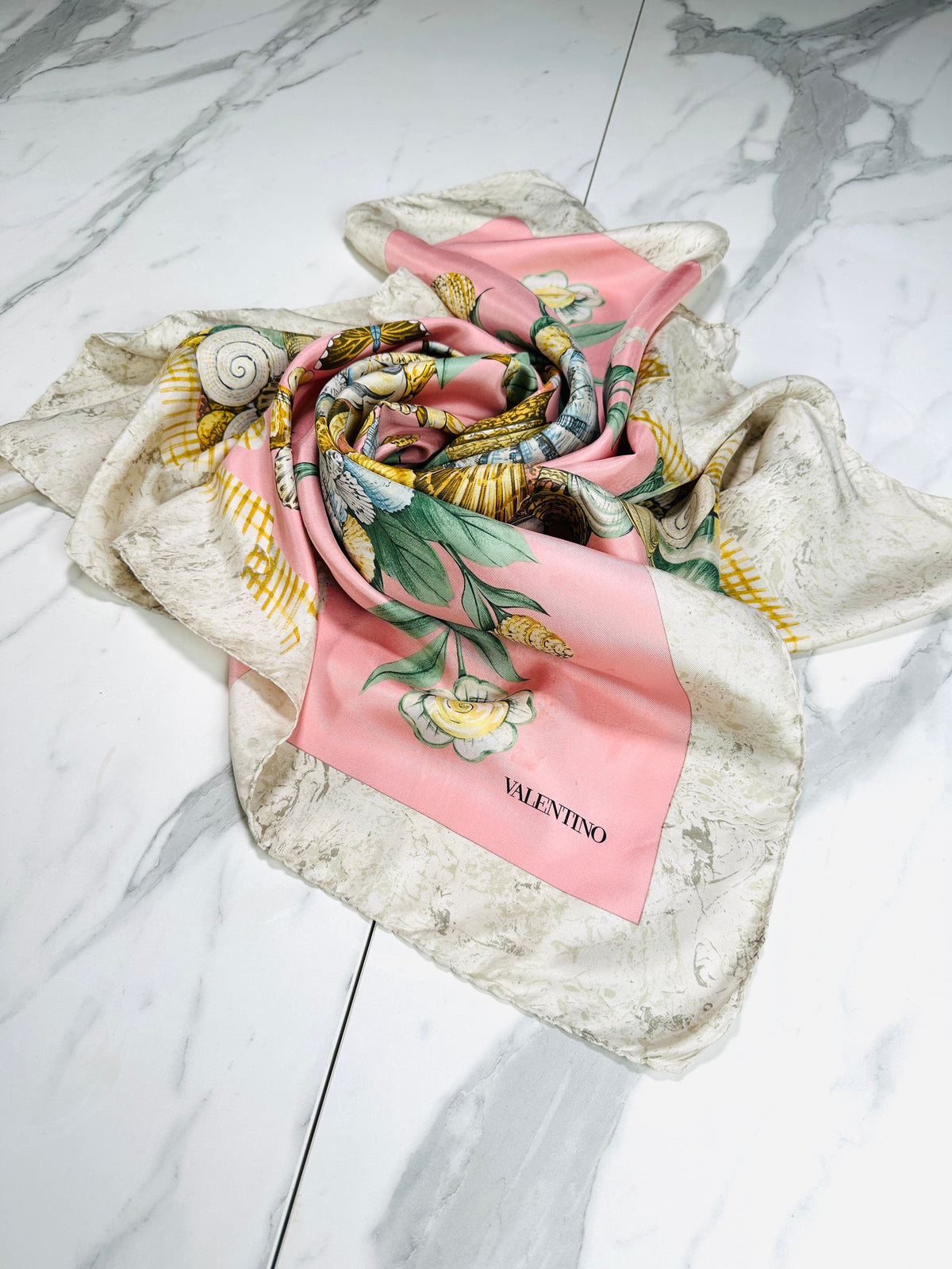 Grand carré Valentino en soie satinée rose et ivoire motif floral vintage authentique