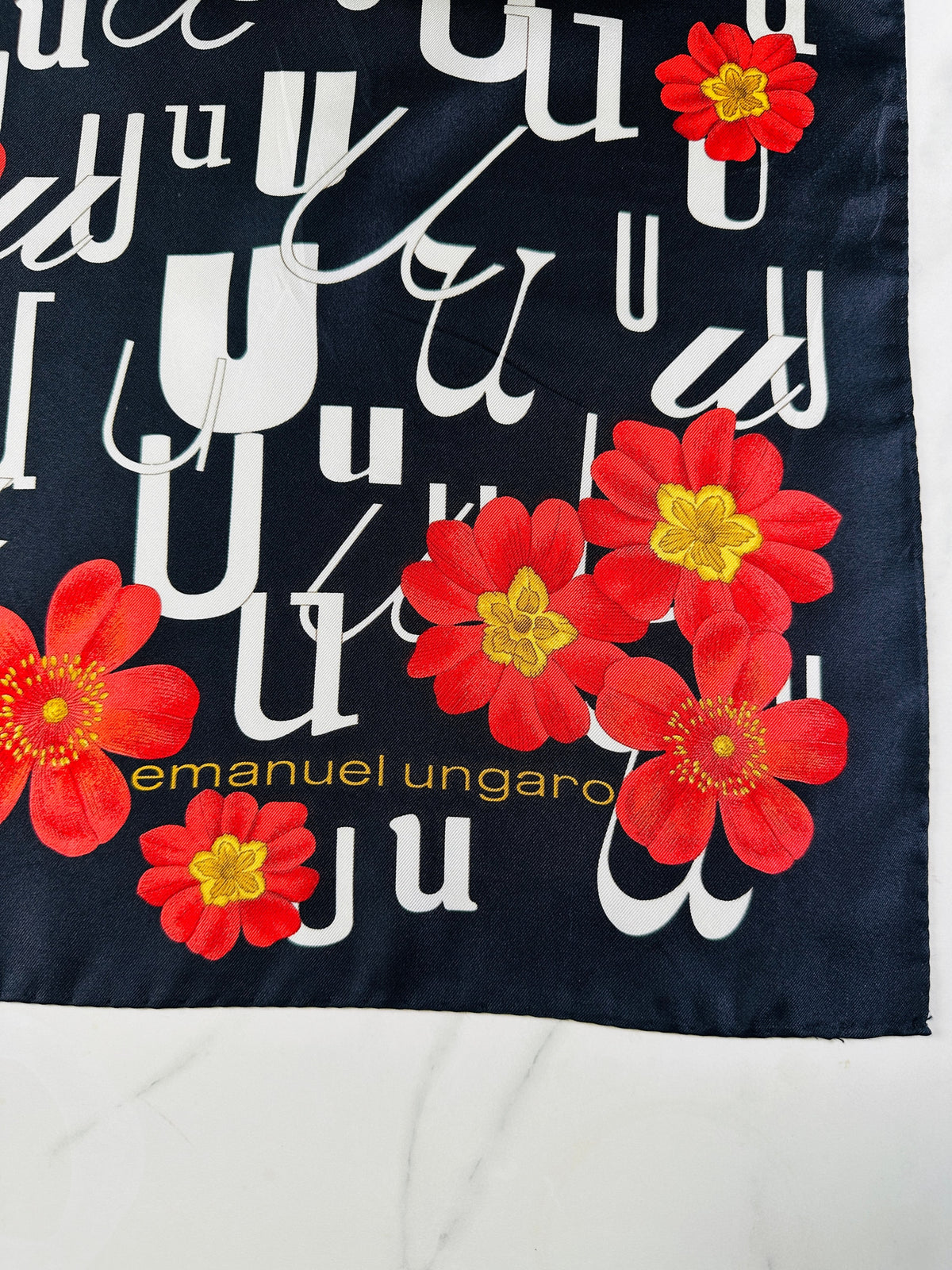 Petit carré Emanuel Ungaro en soie noir et rouge motif floral vintage authentique