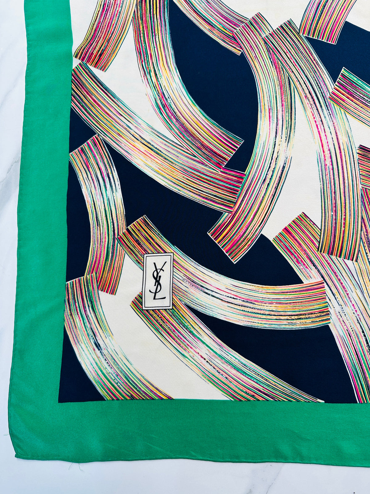 Grand foulard Yves Saint Laurent en soie verte et bleu marine avec motif abstrait vintage authentique