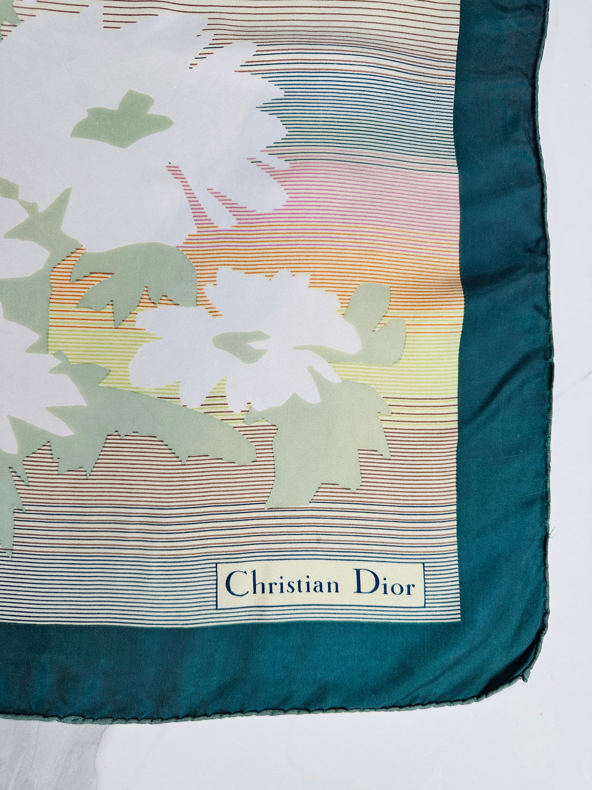 Carré Christian Dior en soie satinée vert et crème motif floral vintage authentique