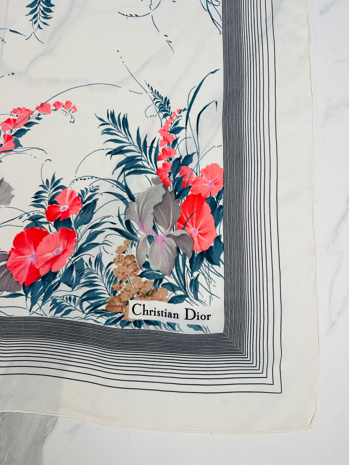 Carré Christian Dior en soie de crêpe ivoire, bleu et rouge motif floral vintage authentique