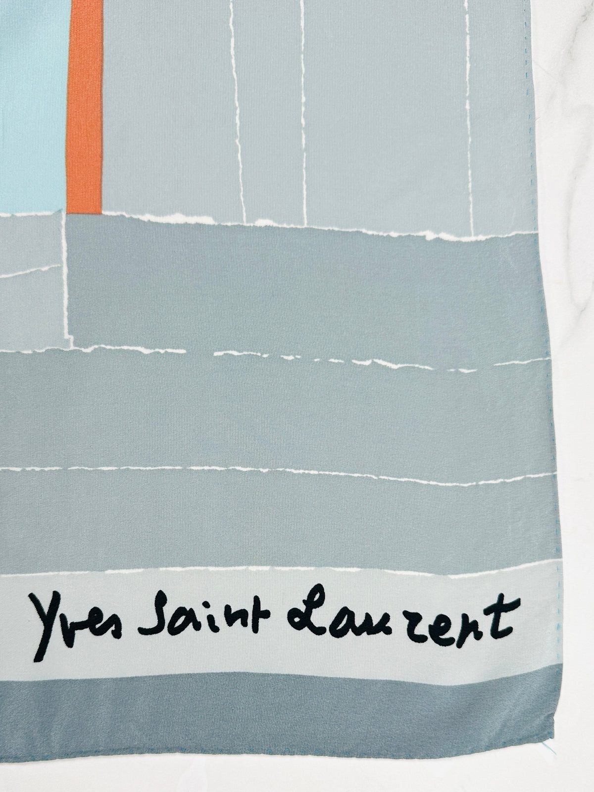 Carré Yves Saint Laurent en soie motif l'été vintage authentique