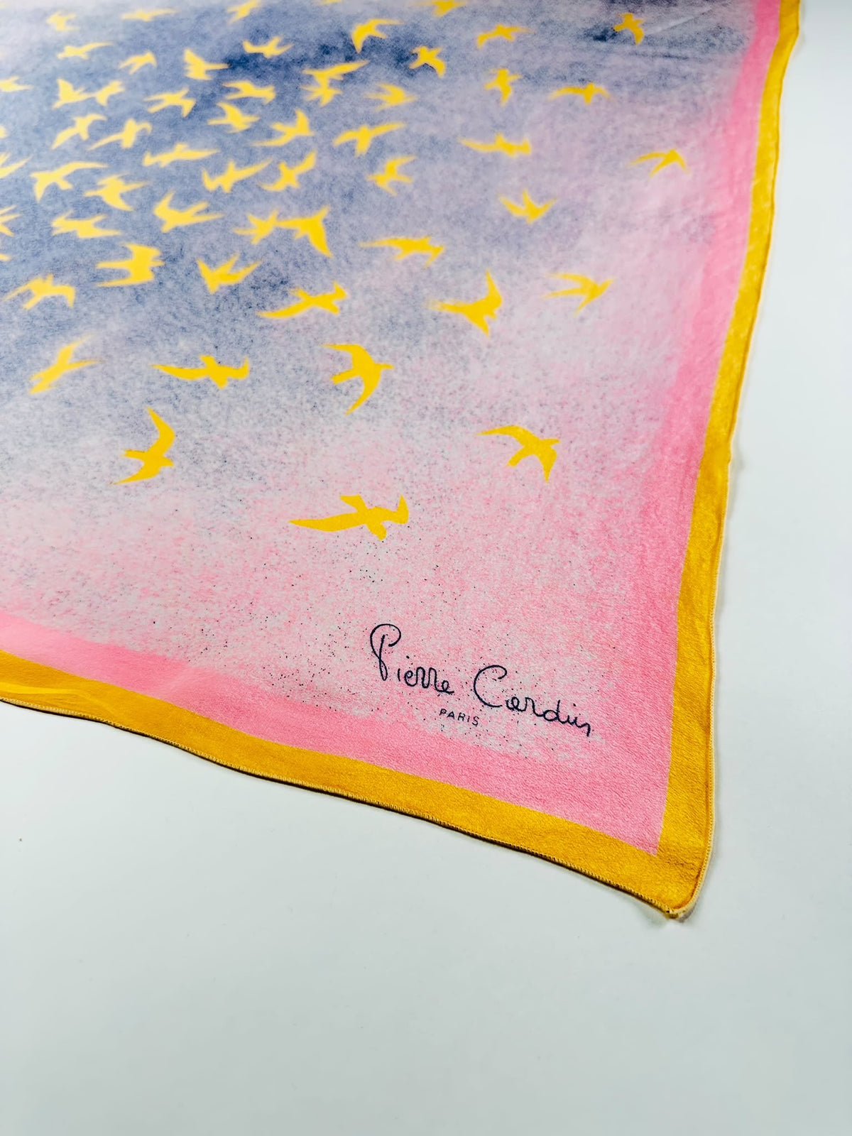 Carré Pierre Cardin en soie rose et jaune motif oiseaux vintage authentique