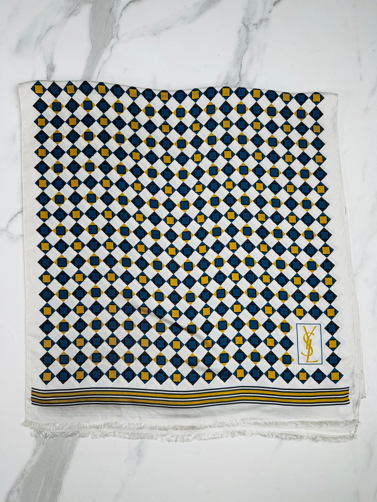 Foulard Yves Saint Laurent en soie ivoire et bleu motif géométrique vintage authentique