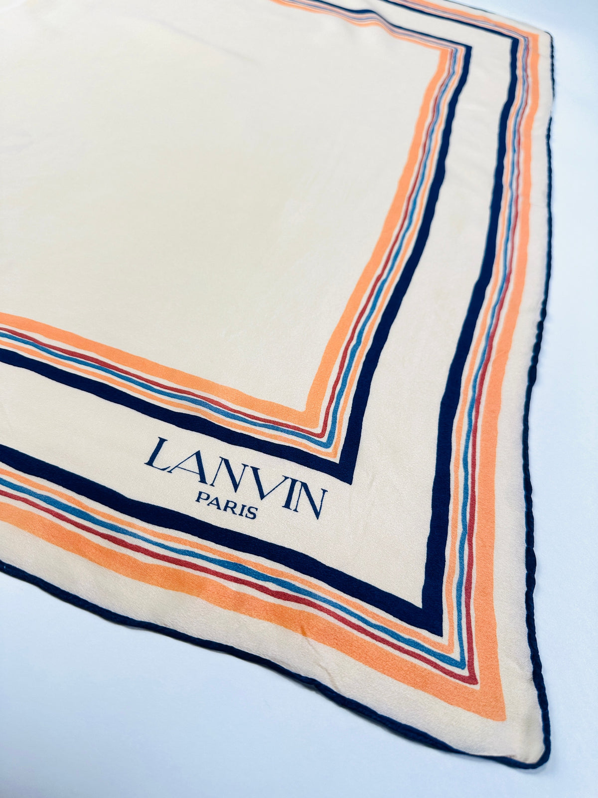 Carré Lanvin en soie crème et marine motif géométrique vintage authentique