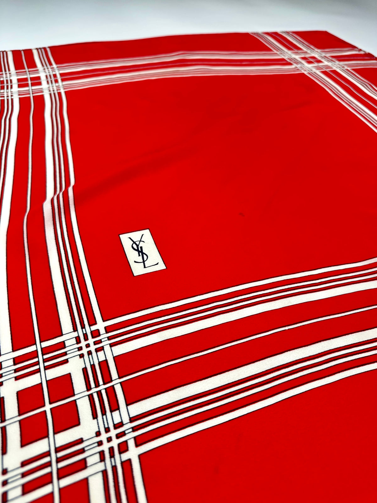 Carré Yves Saint Laurent en soie rouge et blanc motif rayures vintage authentique