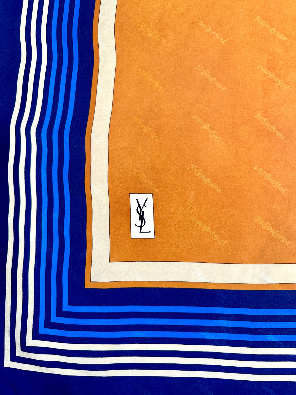 Carré Yves Saint Laurent en soie bleu marine et camel motif géométrique vintage authentique