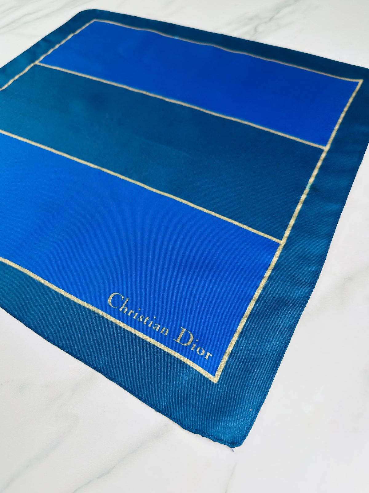 Petit carré Dior en soie bleu et crème motif géométrique vintage authentique
