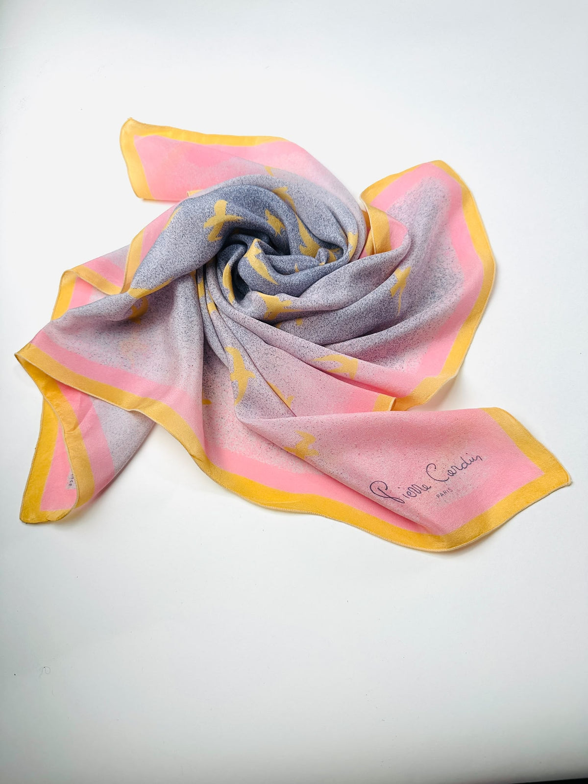 Carré Pierre Cardin en soie rose et jaune motif oiseaux vintage authentique