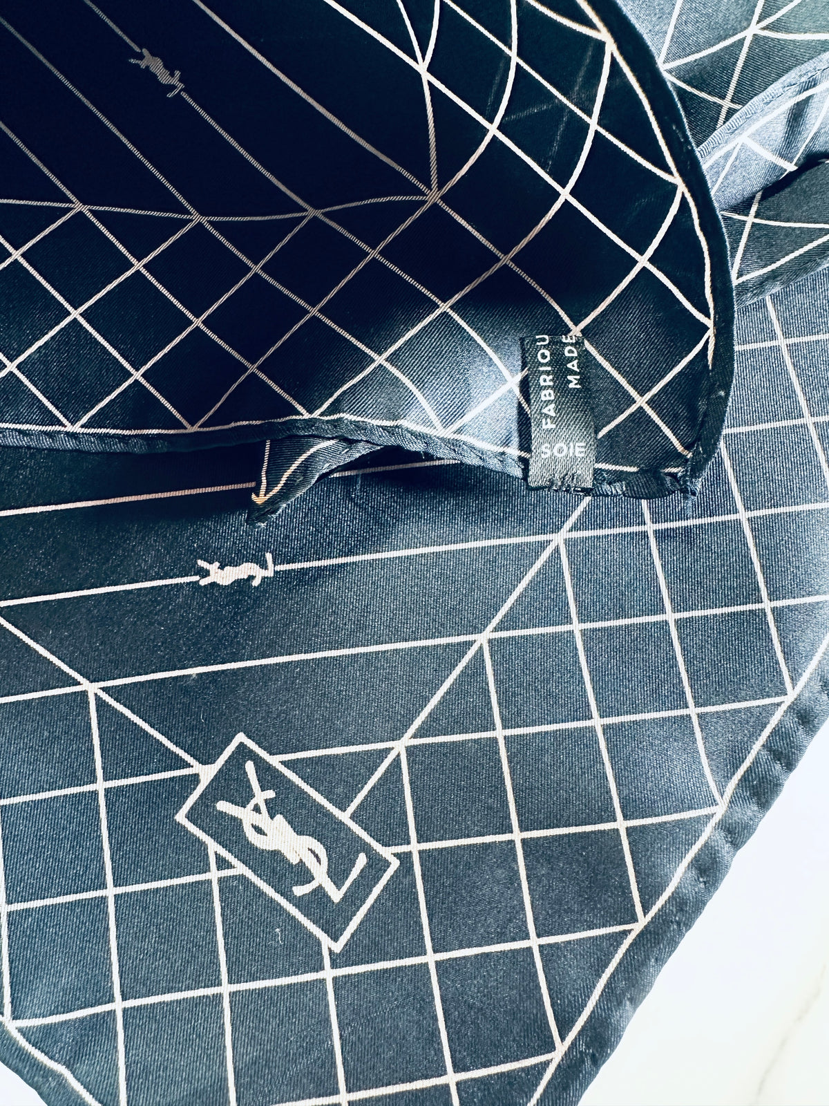 Petit carré Yves Saint Laurent en soie noir et blanc motif géométrique vintage authentique
