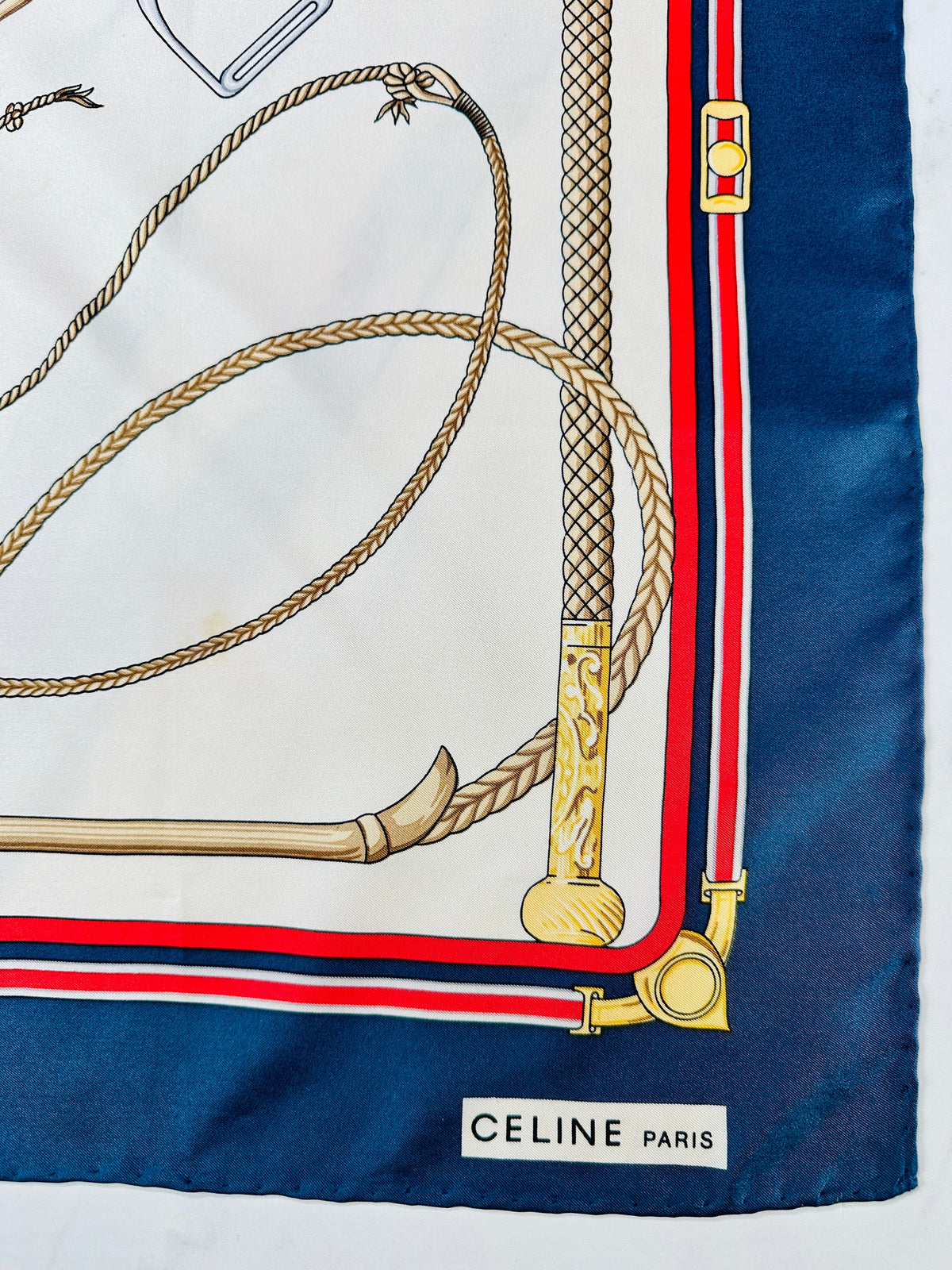 Foulard Céline Vintage Authentique en Soie Marine et Crème à Motif Équestre