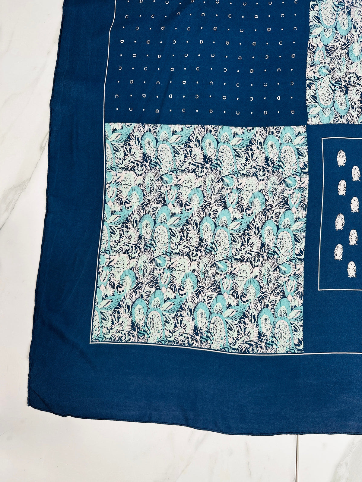 Foulard en soie vintage authentique Christian Dior à motif floral bleu marine et turquoise