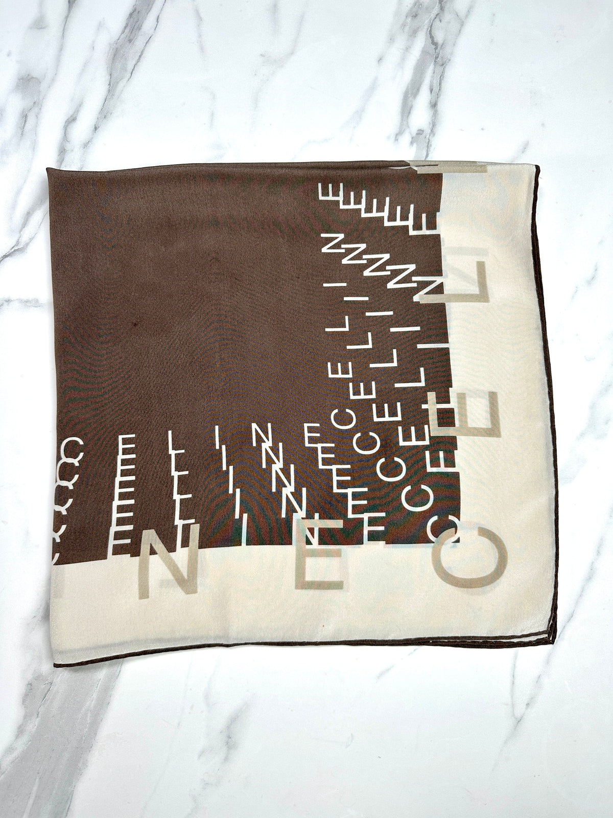 Foulard en soie Céline vintage authentique en marron et crème avec motif typographique
