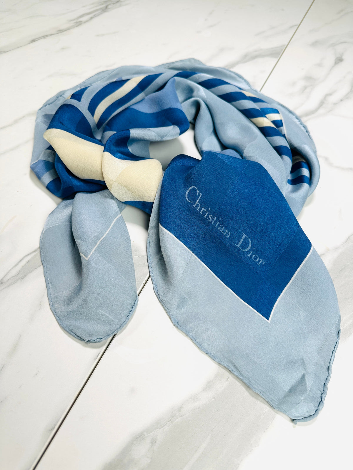 Carré Christian Dior en soie bleu et crème motif géométrique vintage authentique