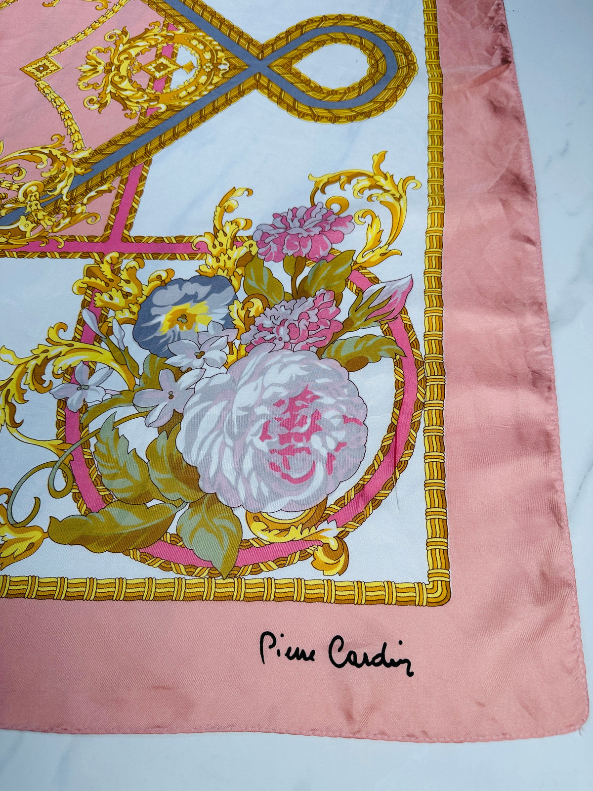Grand foulard en soie Pierre Cardin rose et crème avec motif floral vintage authentique