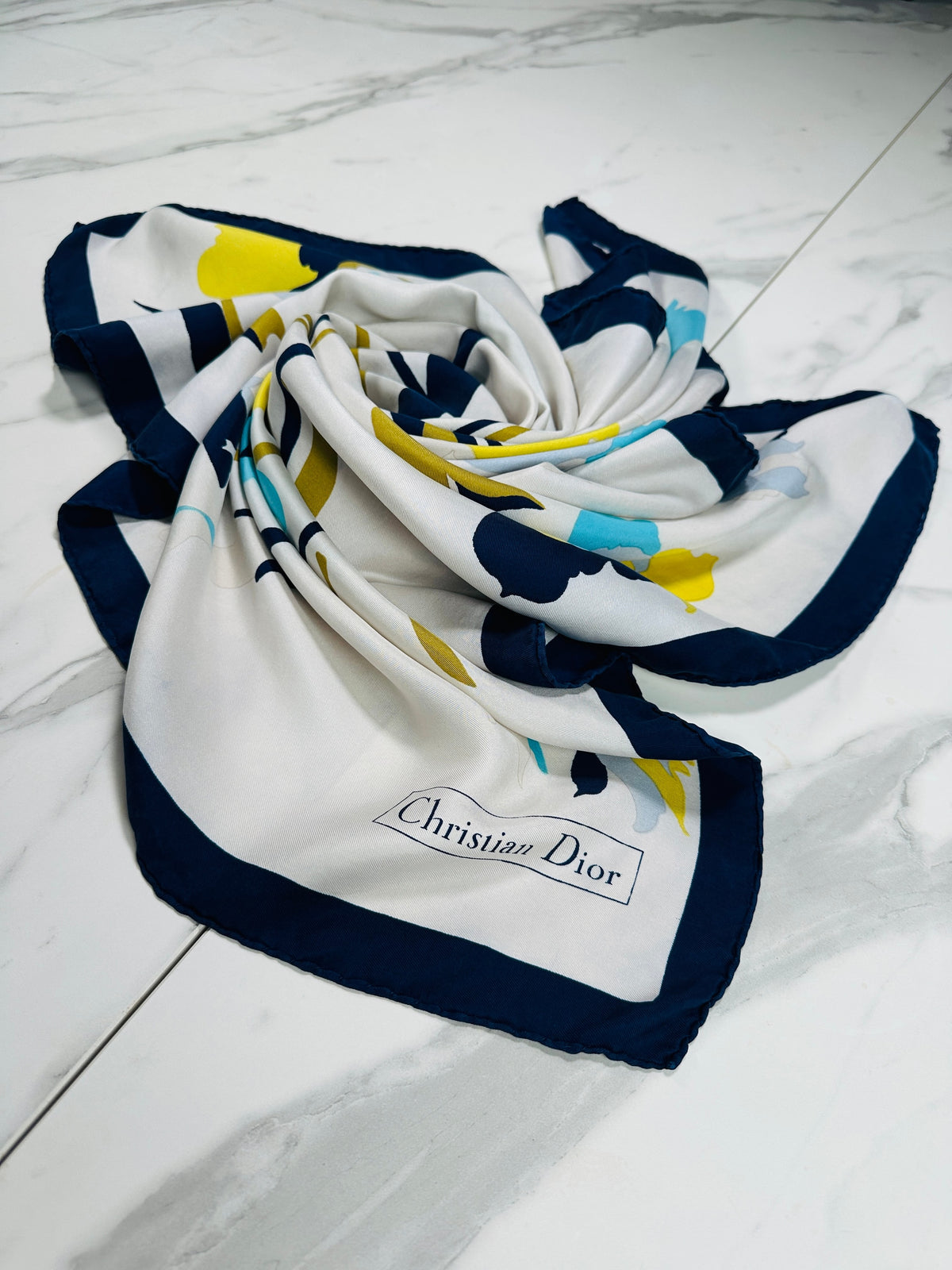 Carré Christian Dior en soie crème et marine motif floral vintage authentique
