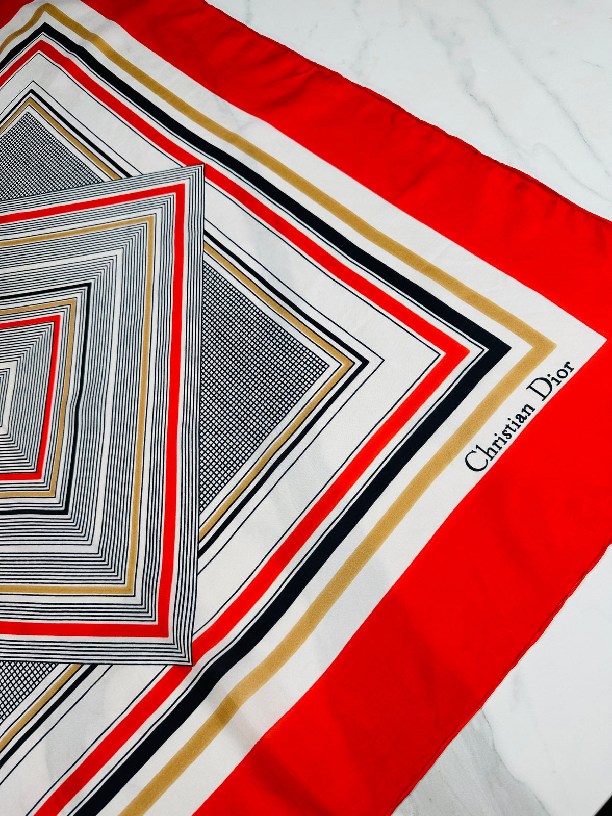 Carré Christian Dior en soie rouge et ivoire motif géométrique vintage authentique