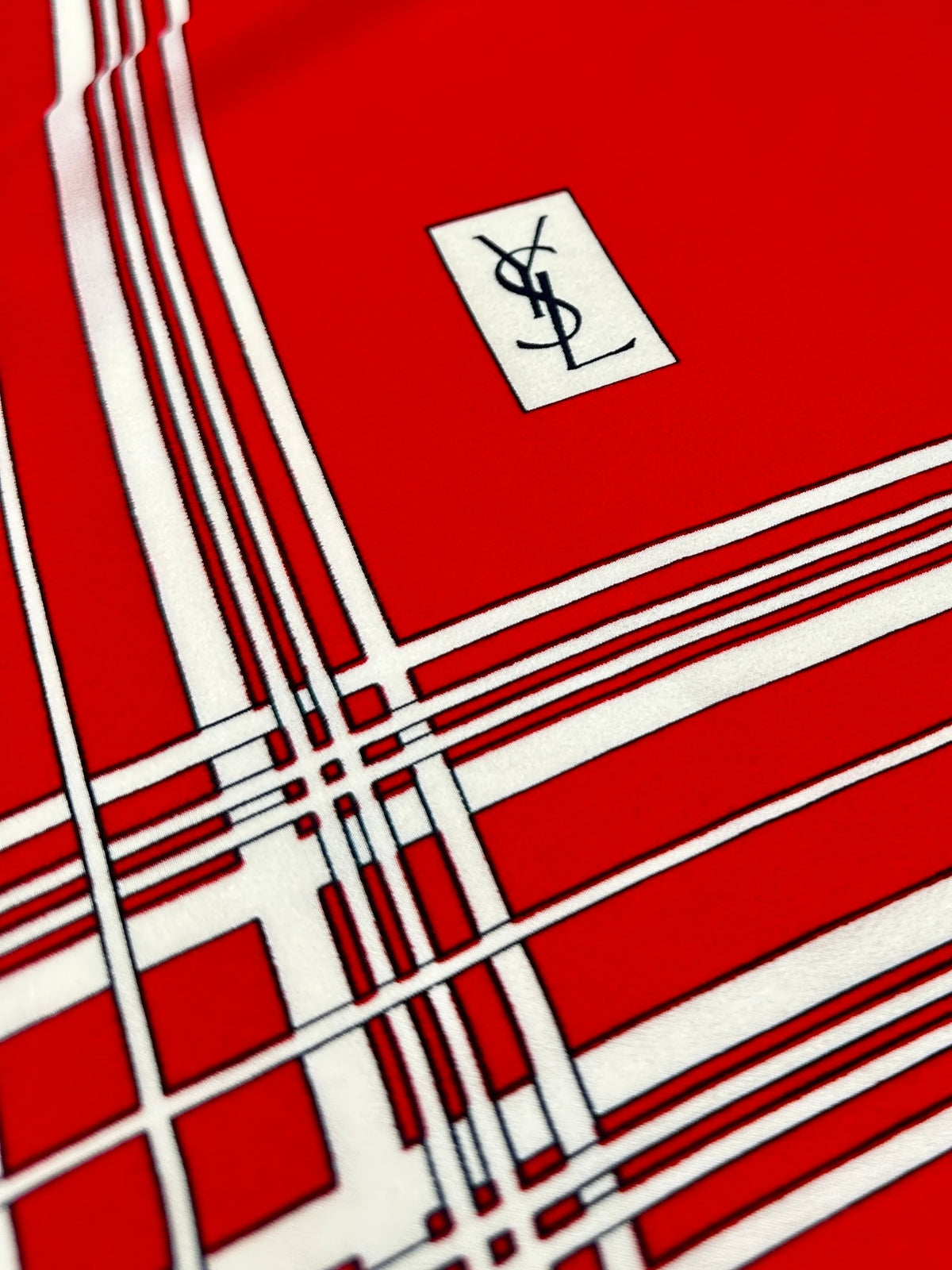 Carré Yves Saint Laurent en soie rouge et blanc motif rayures vintage authentique