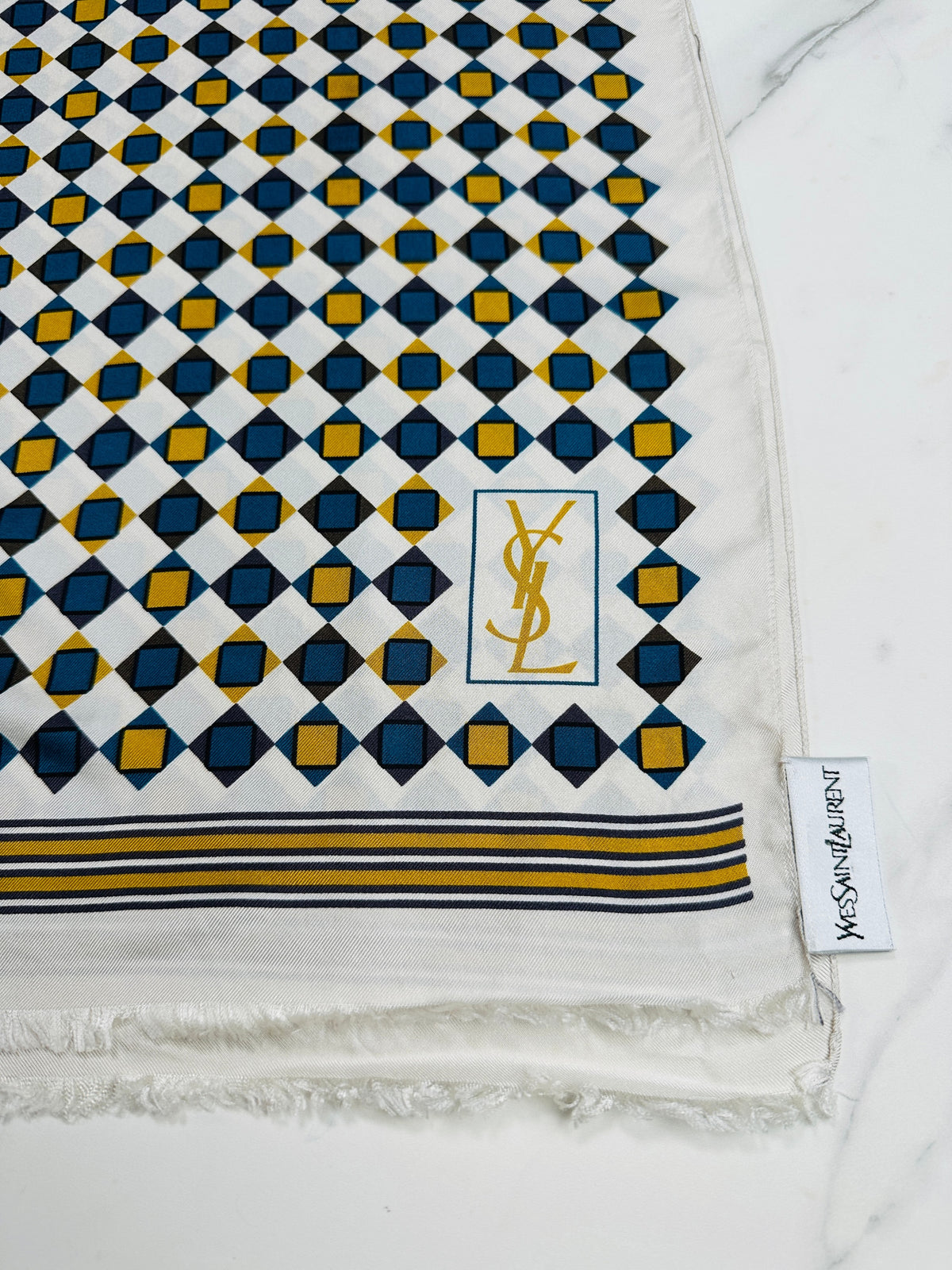 Foulard Yves Saint Laurent en soie ivoire et bleu motif géométrique vintage authentique