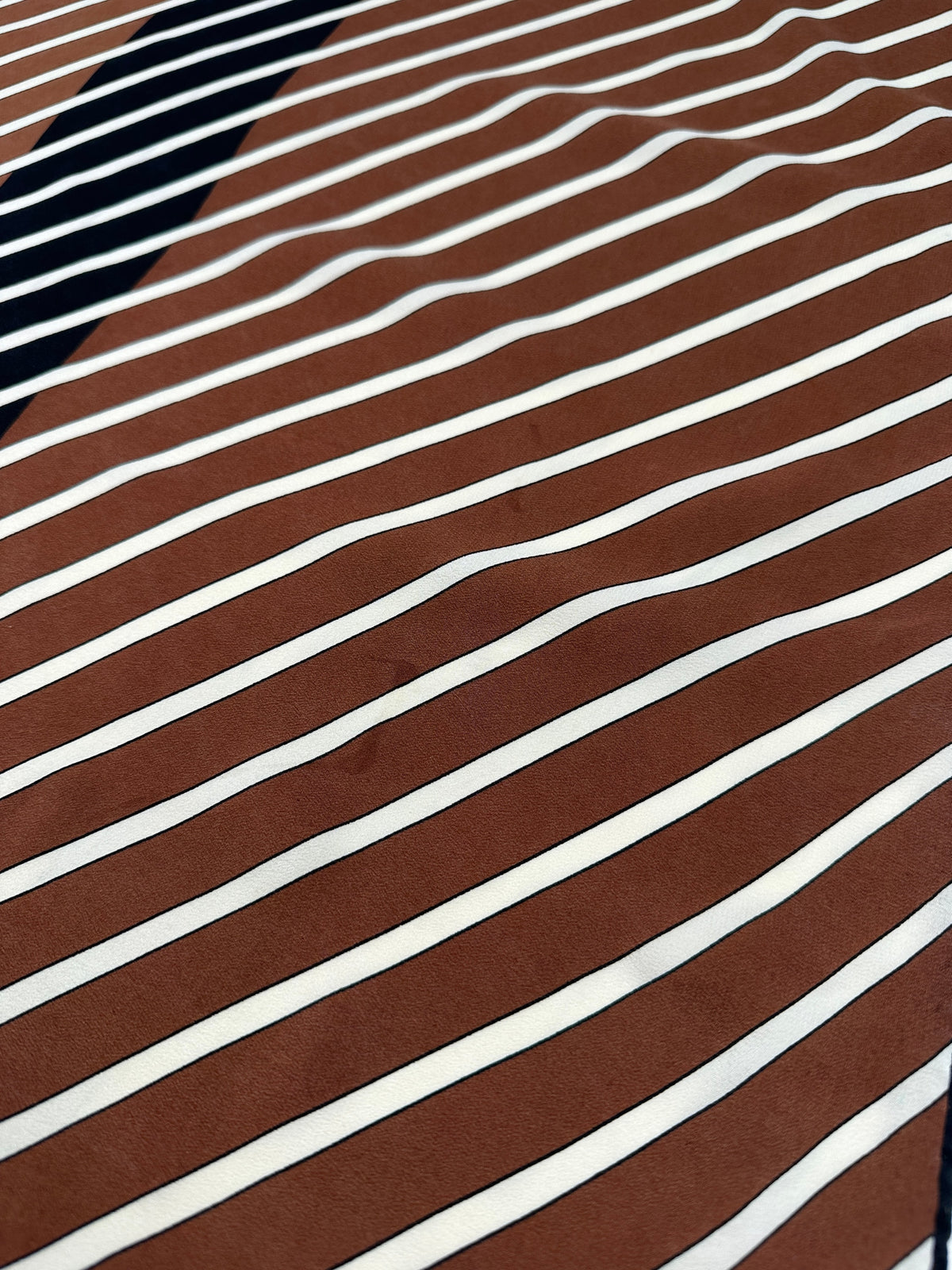 Foulard en soie vintage authentique Yves Saint Laurent marron et crème à motif rayé