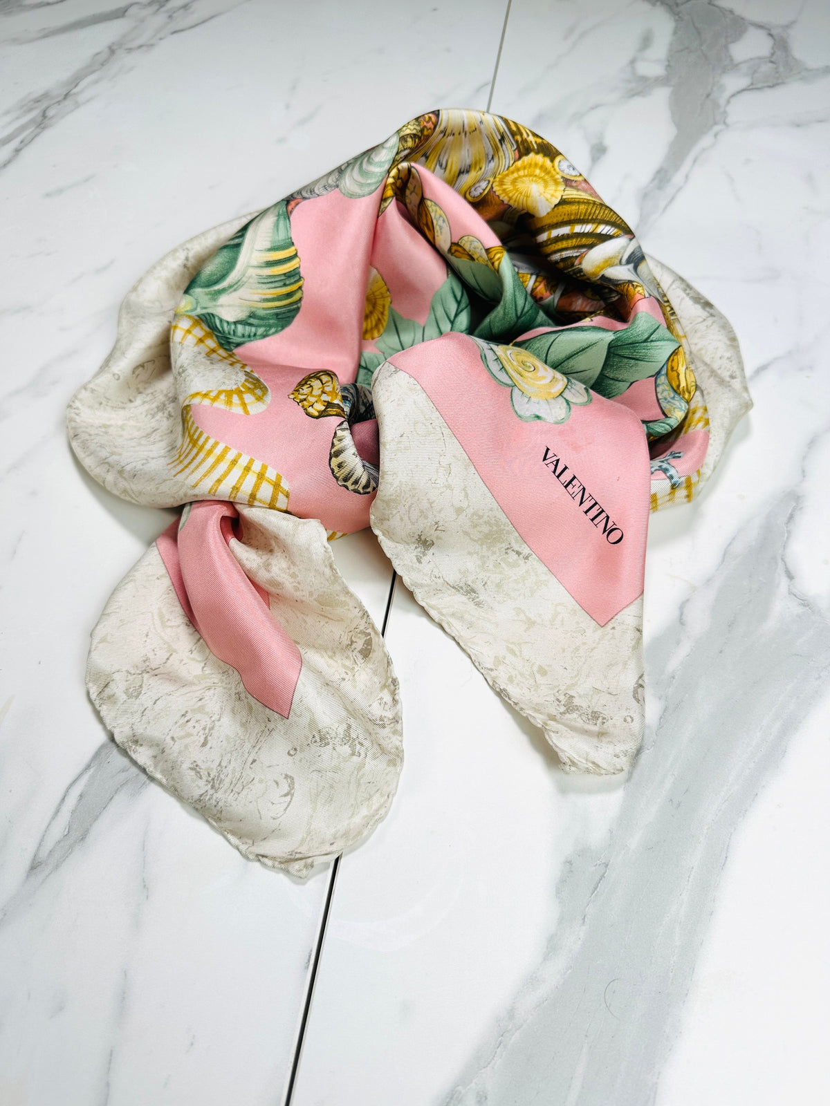 Grand carré Valentino en soie satinée rose et ivoire motif floral vintage authentique