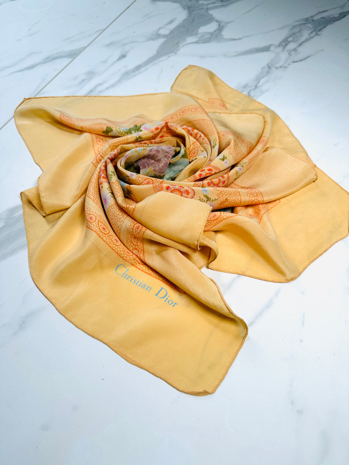 Foulard en soie vintage authentique Christian Dior à motif floral abricot et bleu