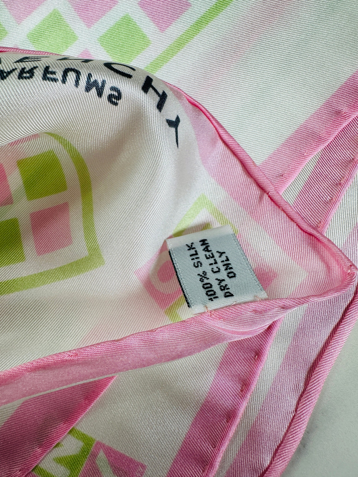 Foulard en soie géométrique blanc et rose Givenchy vintage authentique
