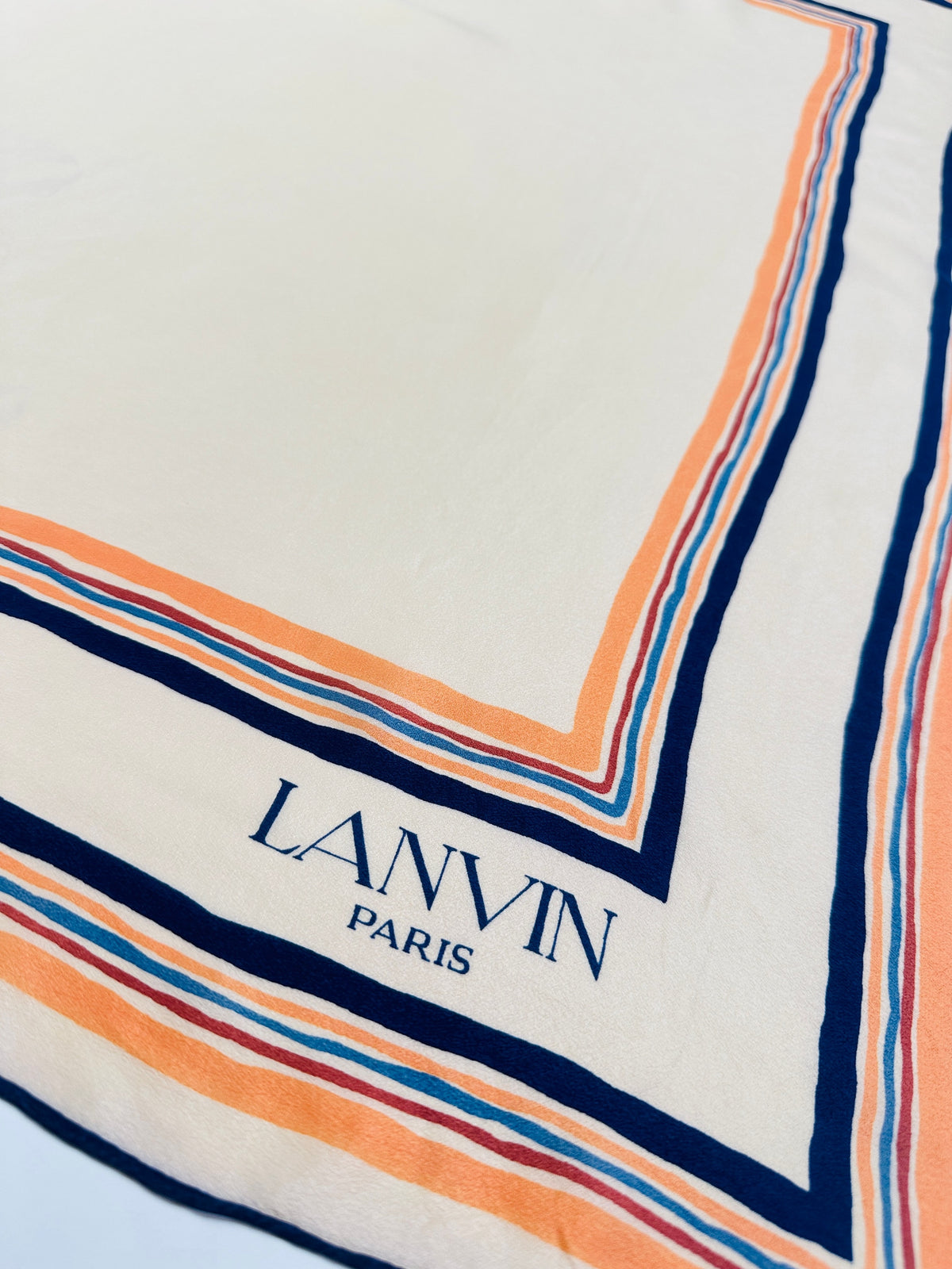 Carré Lanvin en soie crème et marine motif géométrique vintage authentique