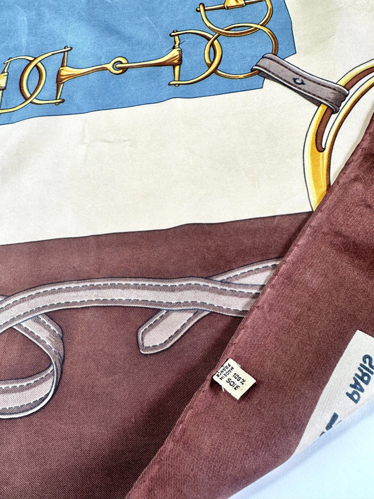 Grand carré Céline en soie marron et bleu motif équestre vintage authentique