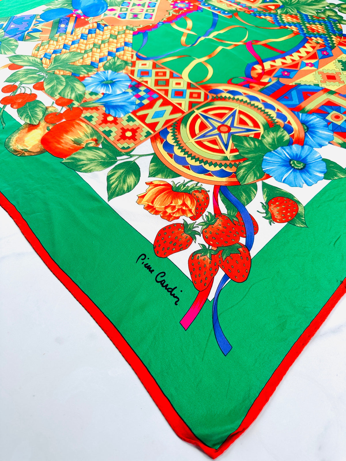 Grand carré Pierre Cardin en soie vert et rouge motif floral vintage authentique