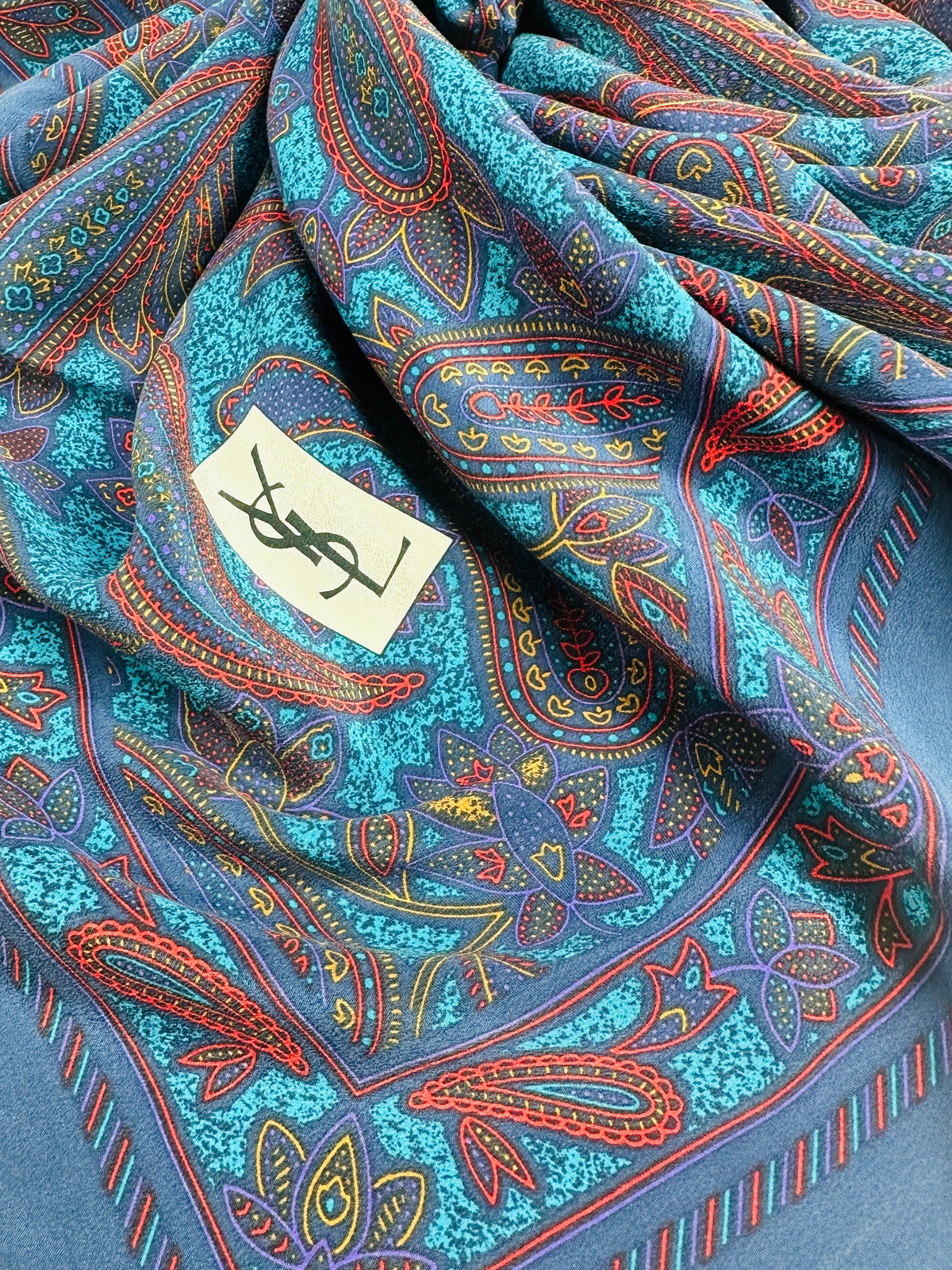 Carré Yves Saint Laurent en crêpe de soie bleu motif cachemire vintage authentique