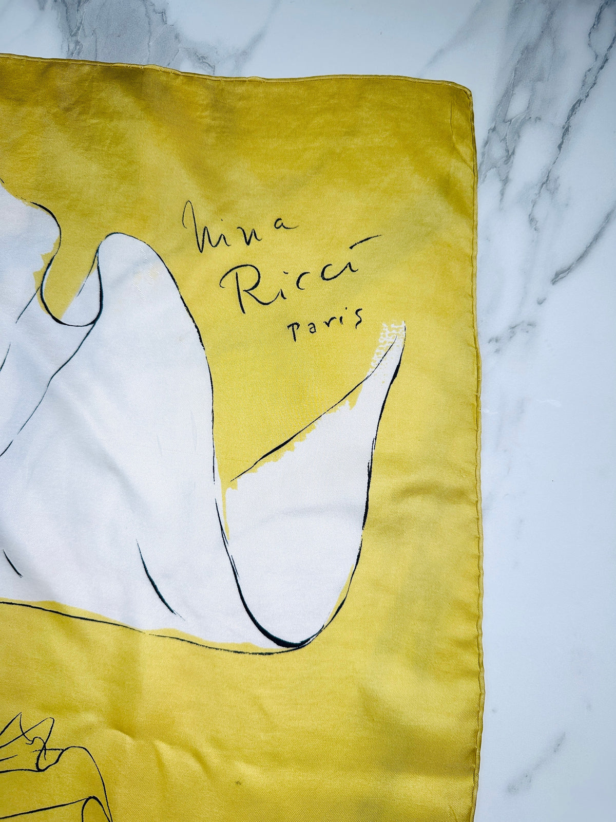 Foulard en soie Nina Ricci à motif artistique doré et ivoire vintage authentique