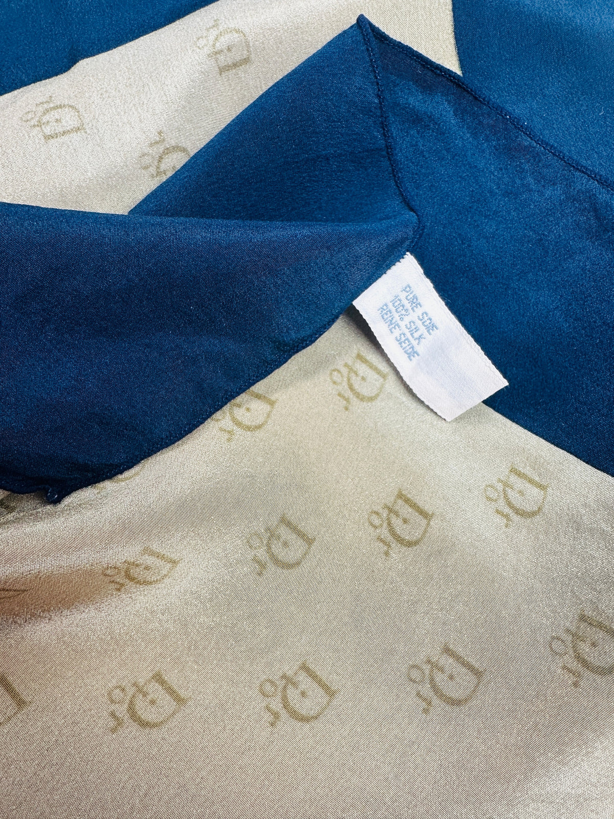 Foulard Christian Dior en Crêpe de Soie Bleu Marine et Beige avec Motif Logo Vintage Authentique
