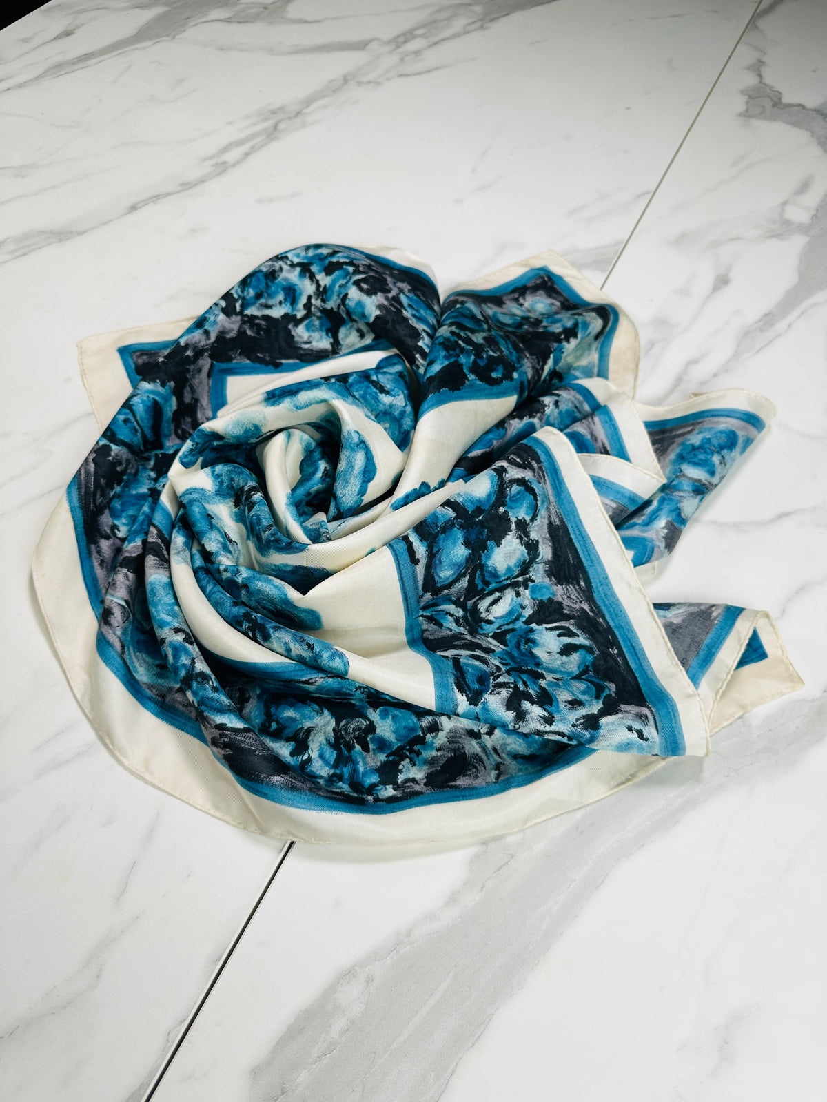 Carré Pierre Balmain en soie ivoire et bleu motif floral vintage authentique