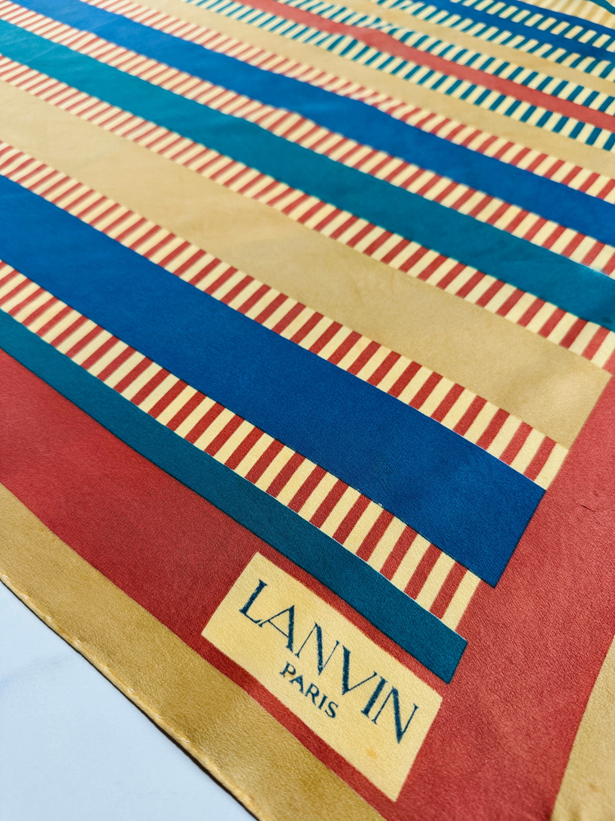 Foulard en soie vintage authentique Lanvin à motif rayé marron et beige