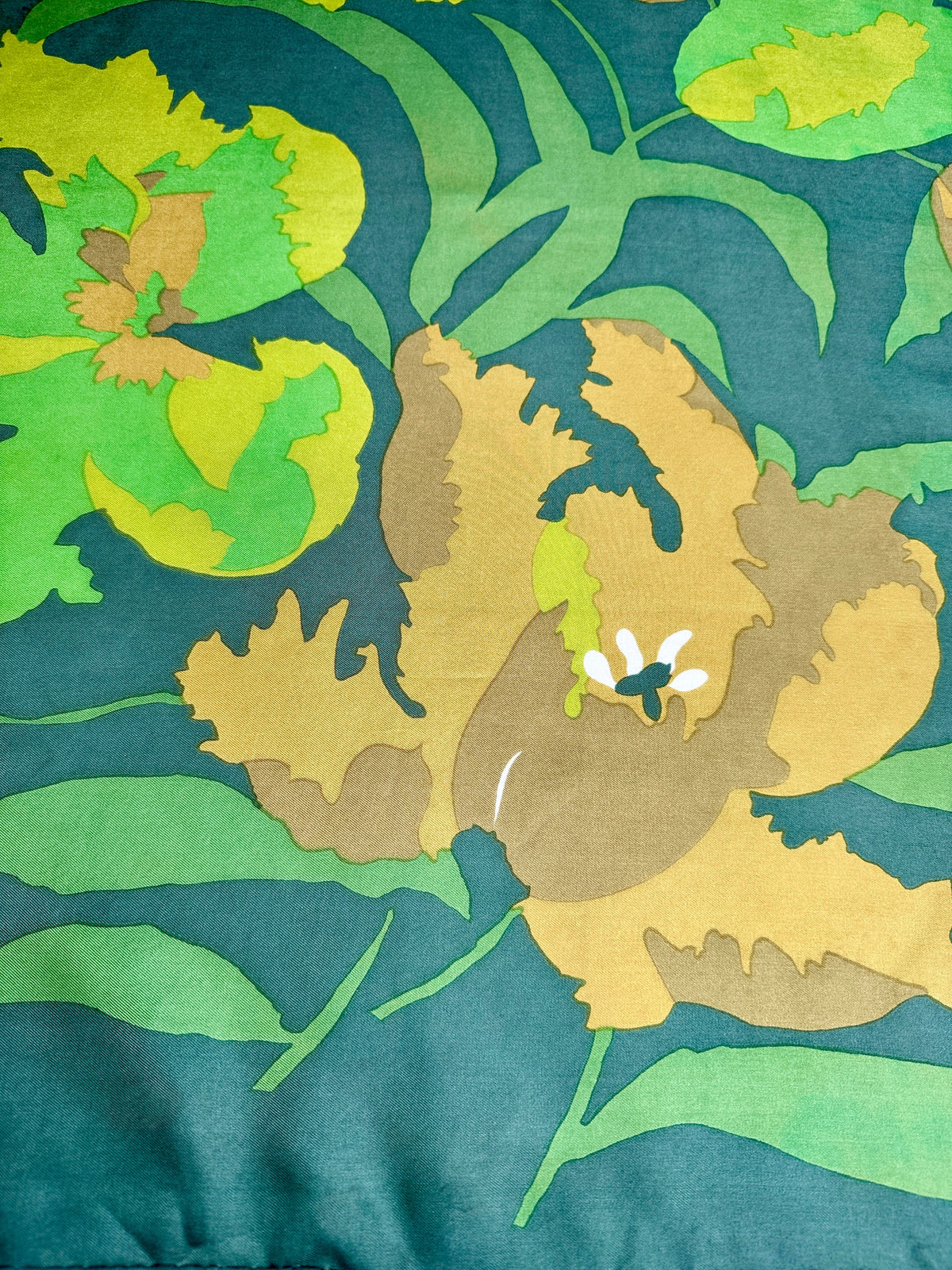 Carré Christian Dior en soie satinée vert et jaune motif floral vintage authentique