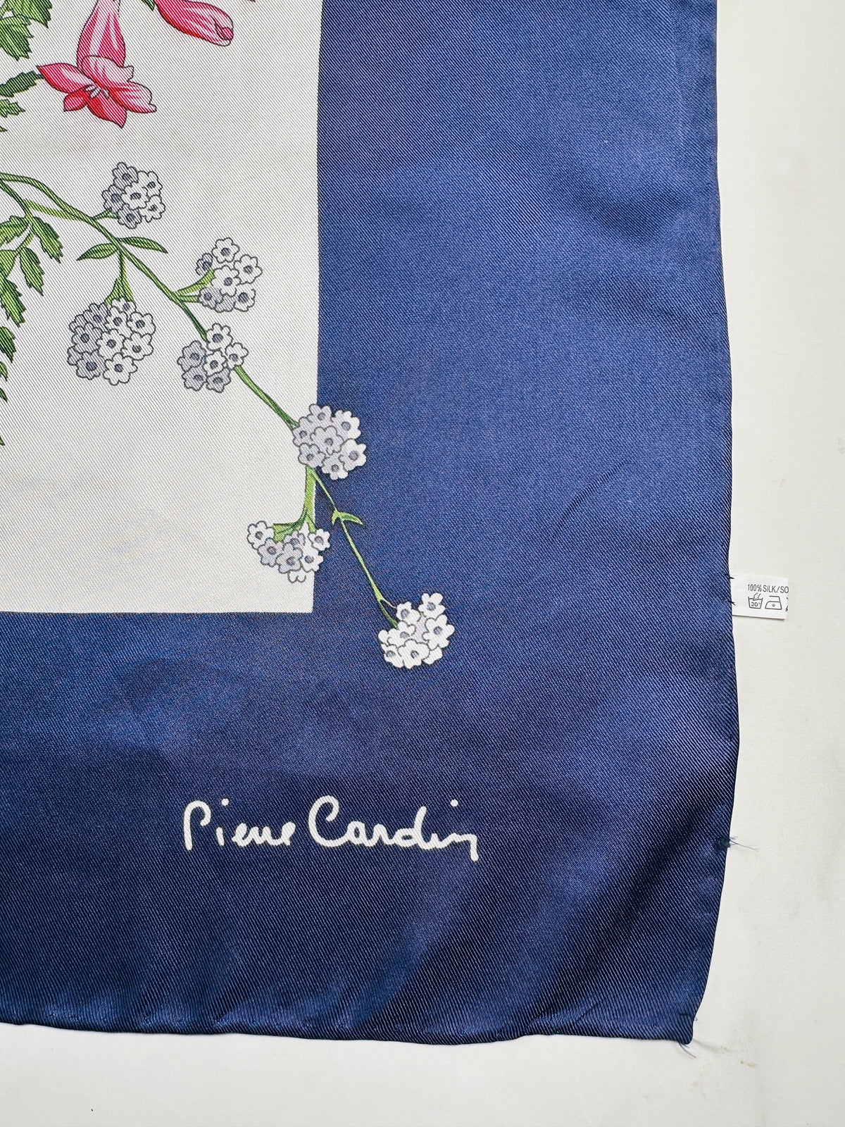 Grand foulard en soie Pierre Cardin bleu marine et blanc avec motif floral vintage authentique