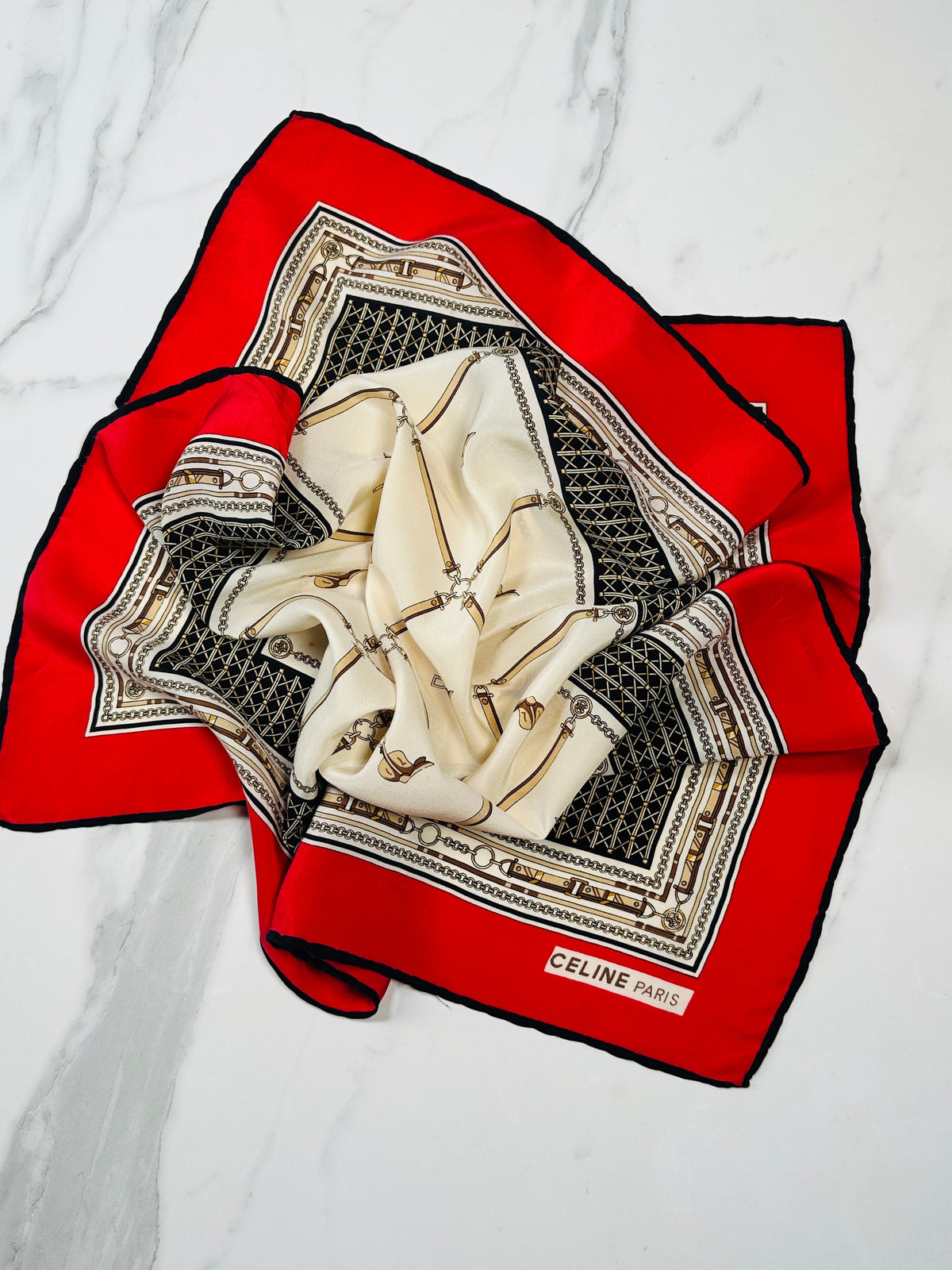 Foulard Céline Vintage Authentique en Soie Rouge et Crème à Motif Équestre