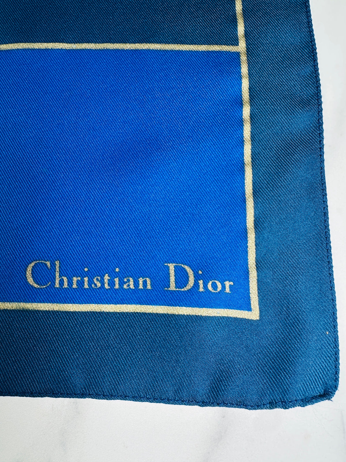 Petit carré Dior en soie bleu et crème motif géométrique vintage authentique