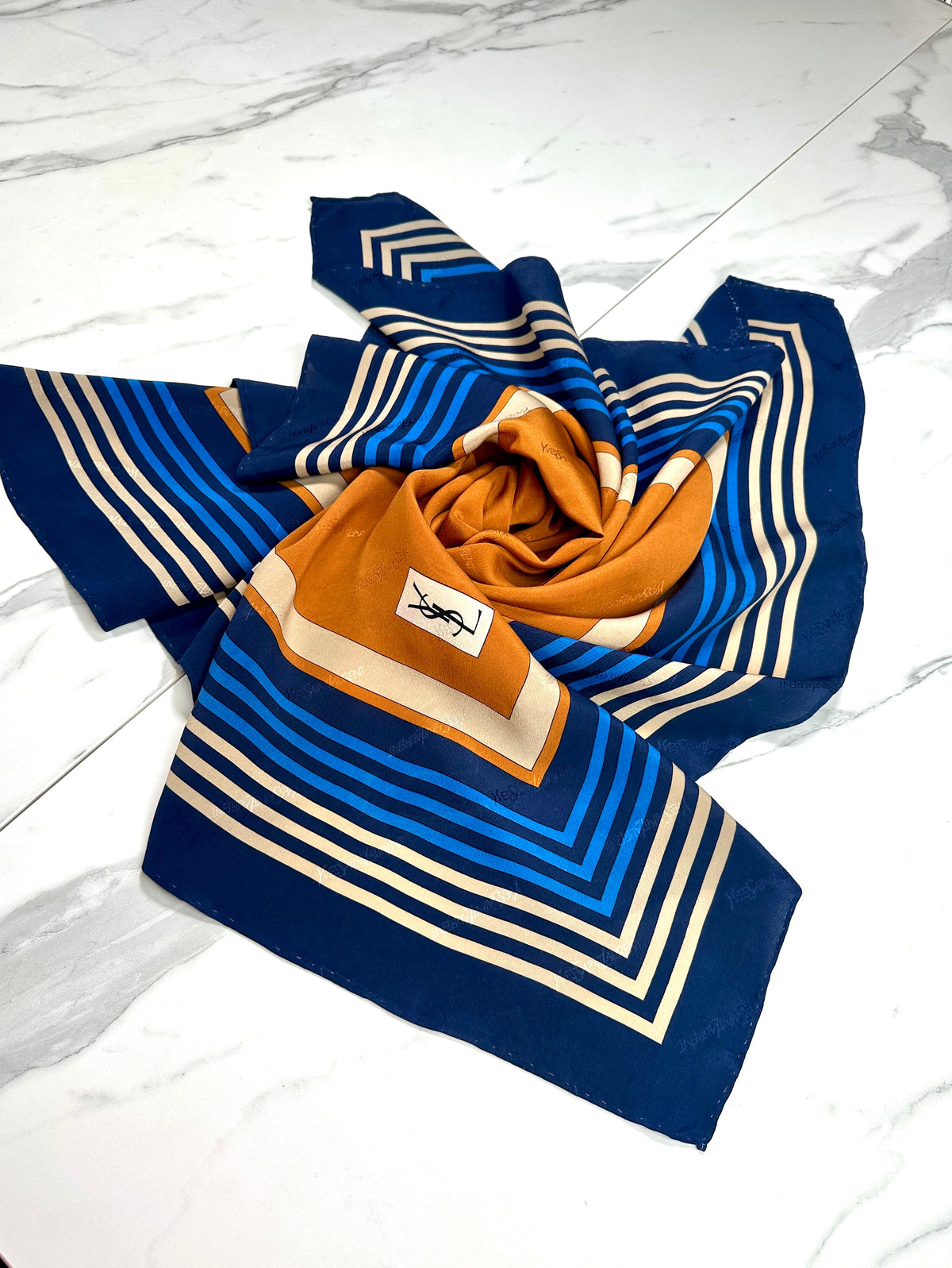 Carré Yves Saint Laurent en soie bleu marine et camel motif géométrique vintage authentique