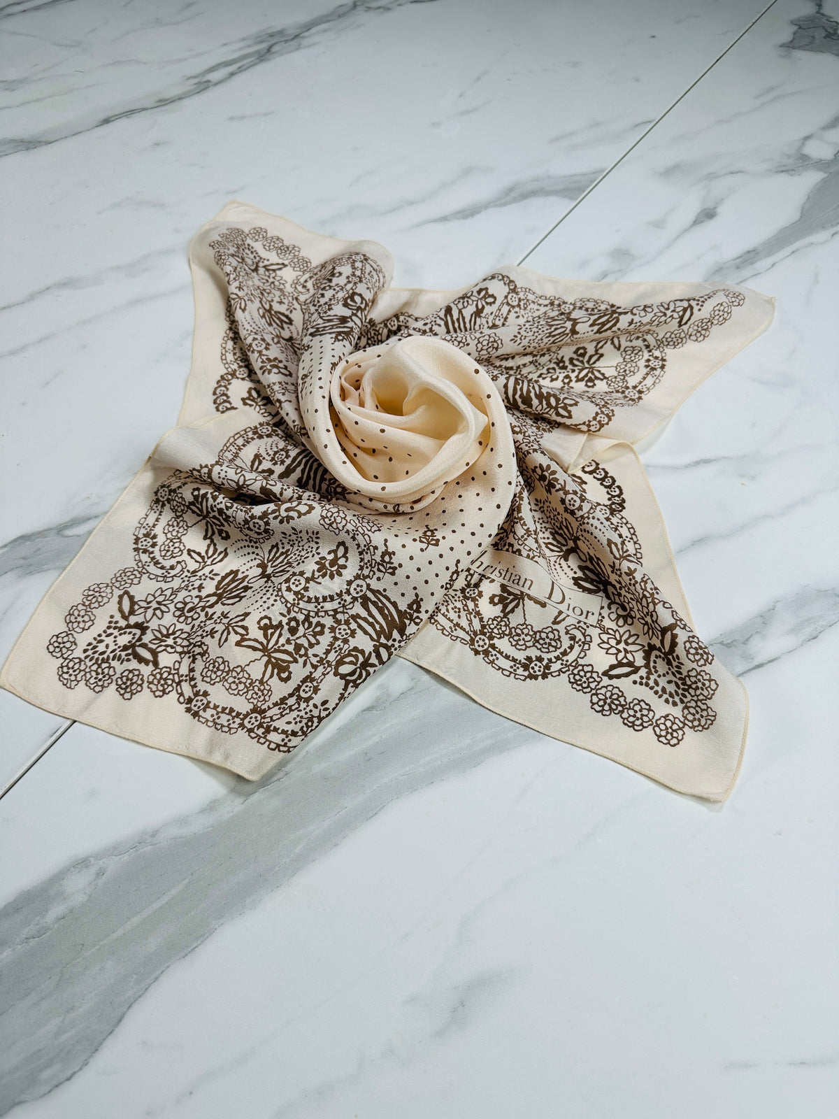 Carré Christian Dior en crêpe de soie ivoire et marron motif floral vintage authentique