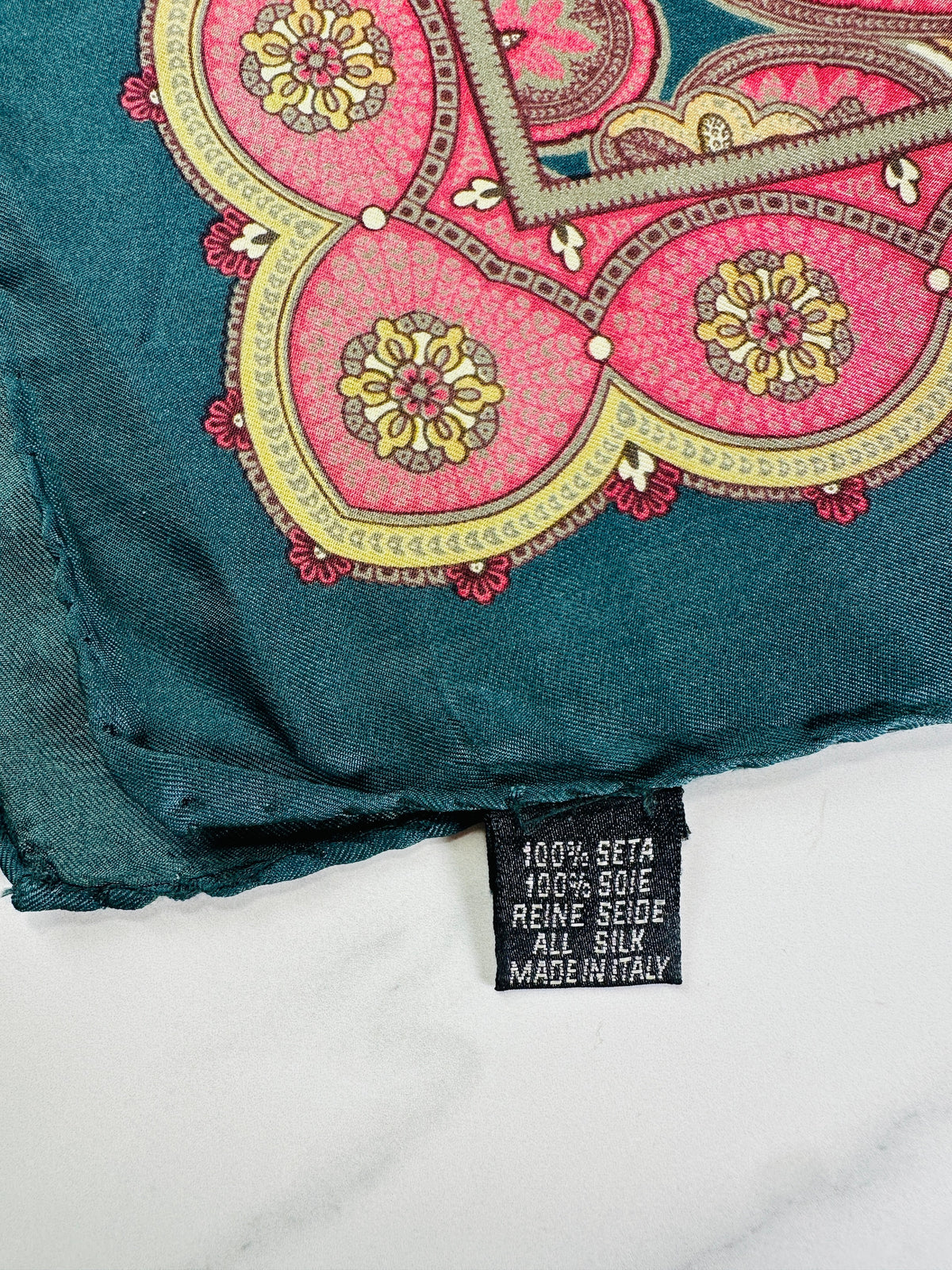 Petit carré Yves Saint Laurent en soie vert et rouge motif cachemire vintage authentique