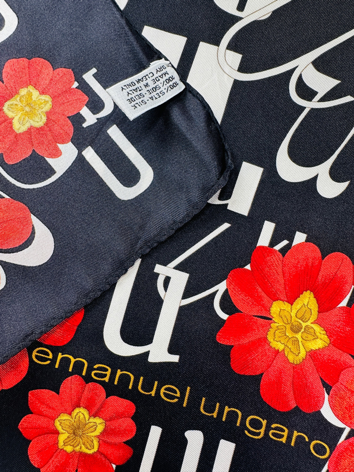 Petit carré Emanuel Ungaro en soie noir et rouge motif floral vintage authentique