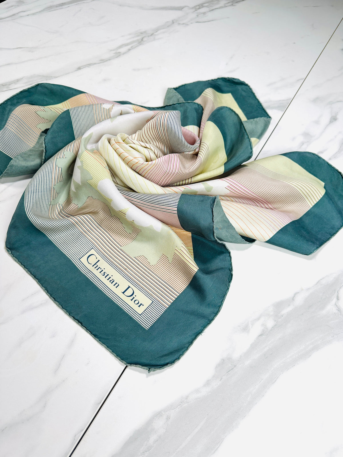 Carré Christian Dior en soie satinée vert et crème motif floral vintage authentique