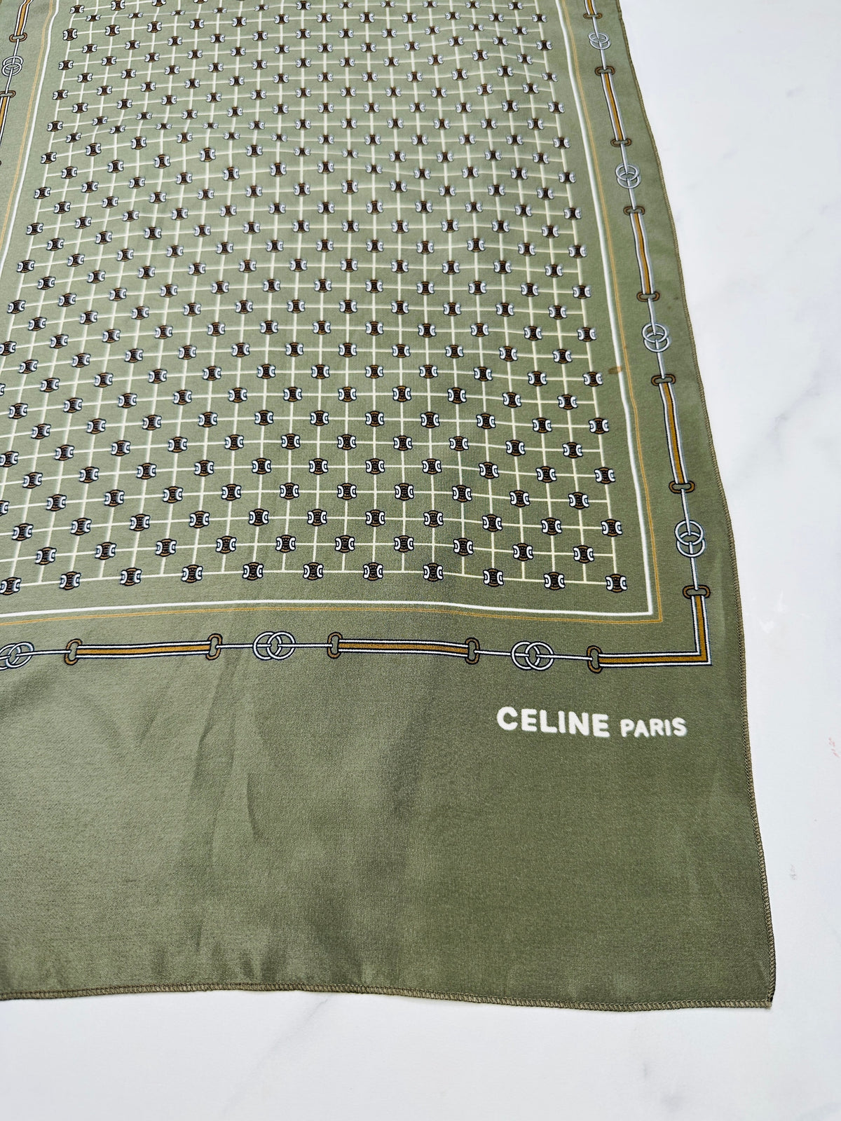 Foulard Celine en crêpe de soie vert olive et marron motif équestre vintage authentique