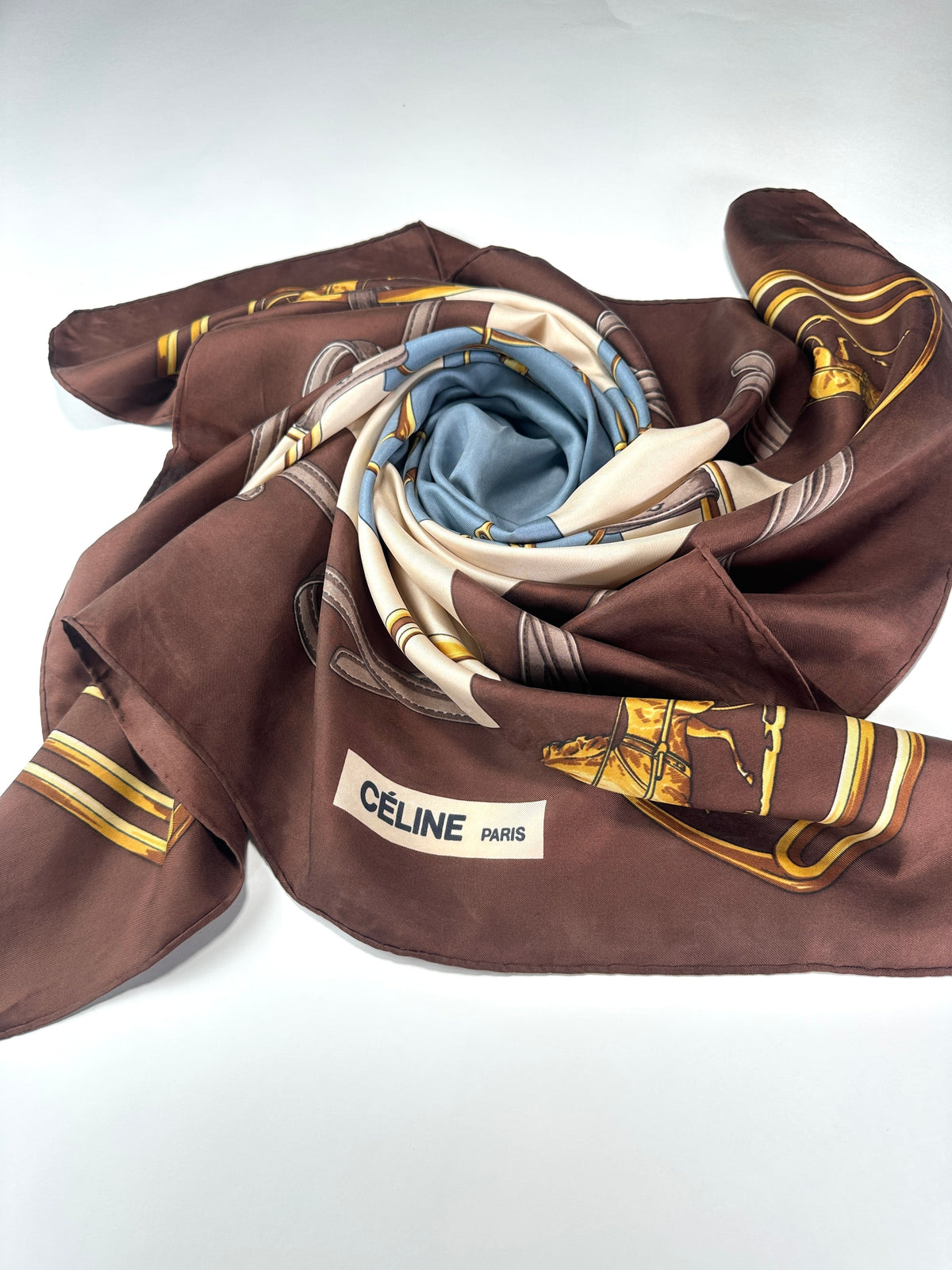 Grand carré Céline en soie marron et bleu motif équestre vintage authentique