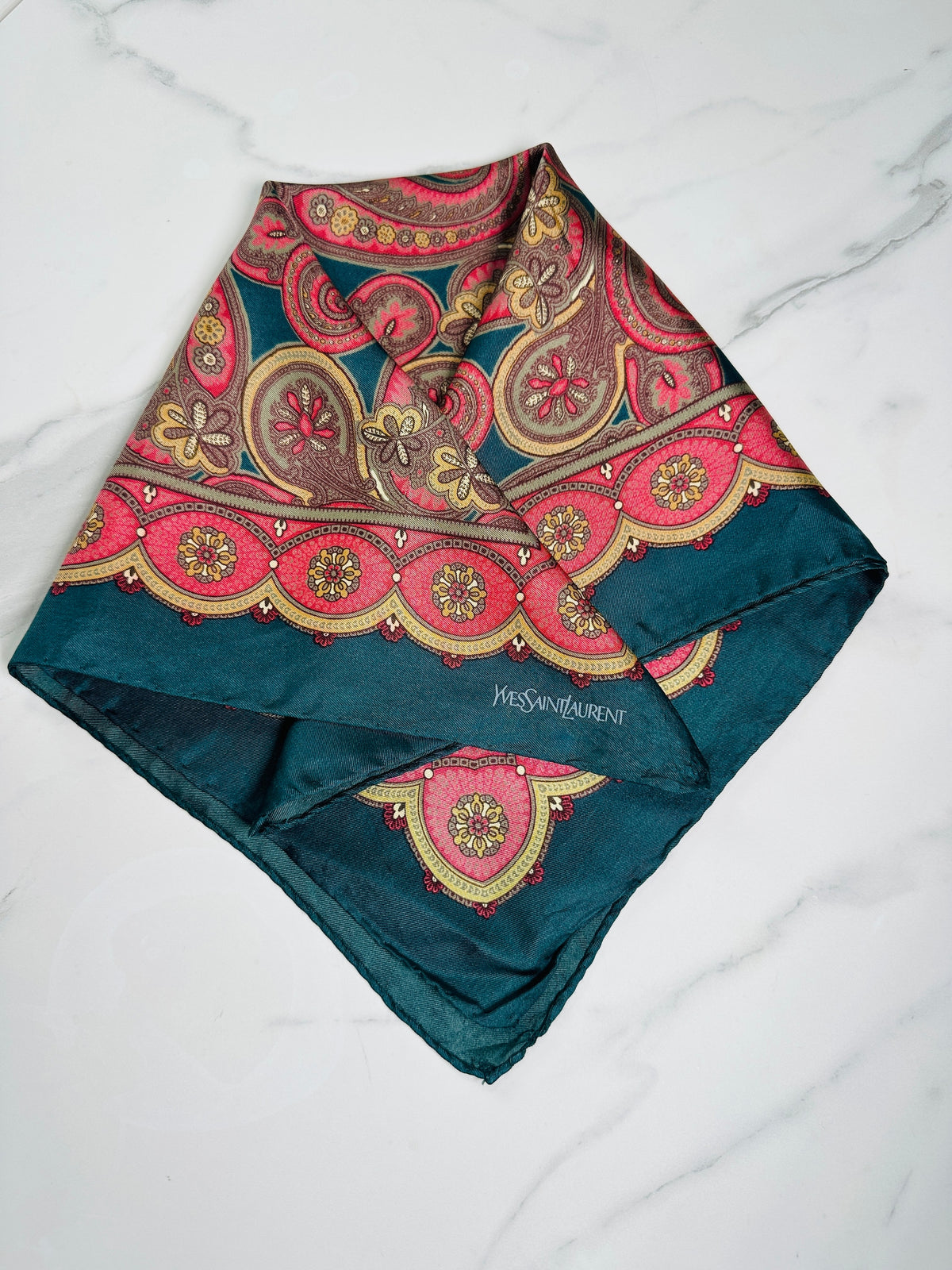Petit carré Yves Saint Laurent en soie vert et rouge motif cachemire vintage authentique